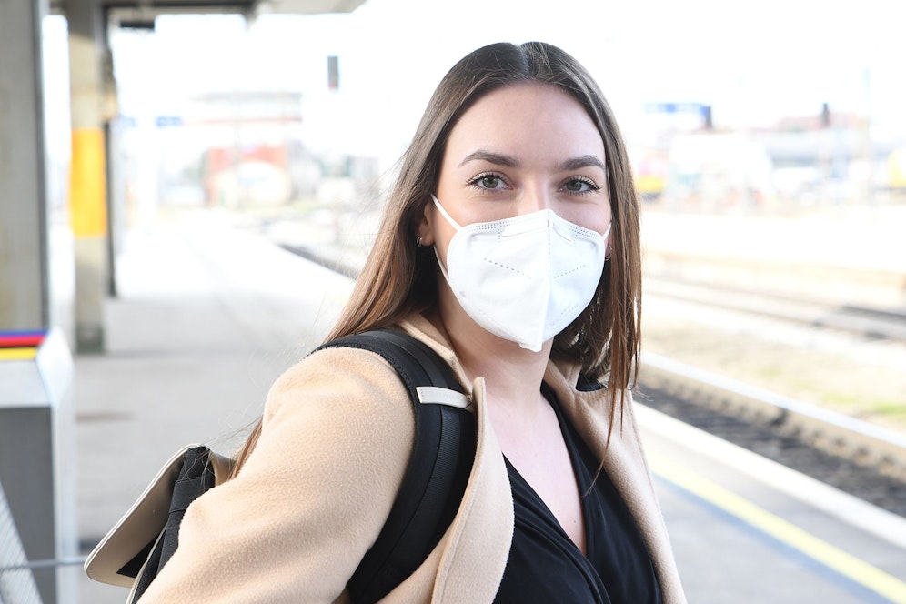 In fast allen europäischen Ländern wurde oder wird demnächst die Maskenpflicht in öffentlichen Verkehrsmitteln abgeschafft. Nur ein Land hält weiterhin daran fest.