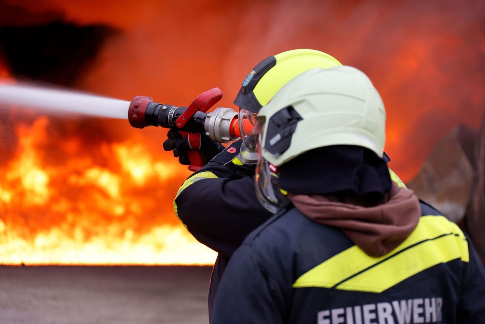 Das Treppenhaus des Hauses ist nach Angaben der Feuerwehr komplett abgebrannt und vom Dachgeschoss sei nur mehr ein Gerippe übrig. (Symbolbild)