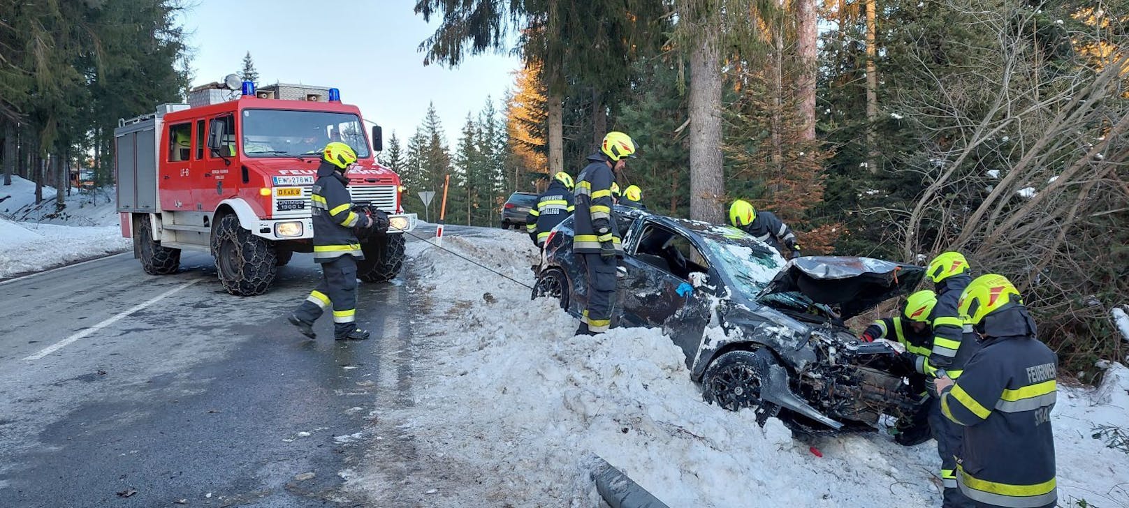 Wiener nach schwerem Crash in VW-Wrack gefangen