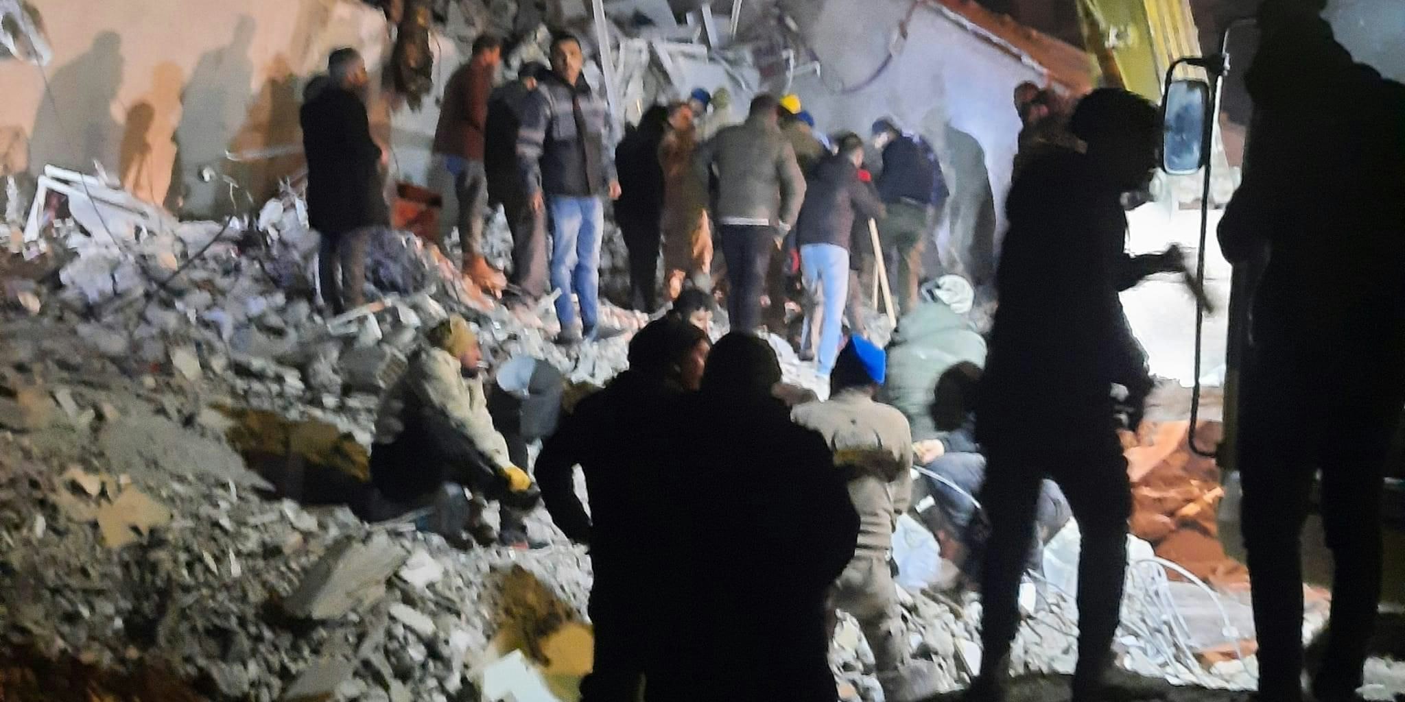 Ahmeds Verwandte beim Aufräumen.