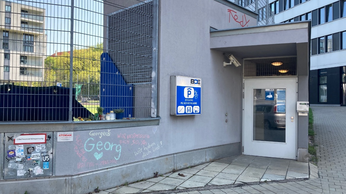 Lehrer Georg S. (35) lag schwer verletzt vor dieser Garage in Wien. 