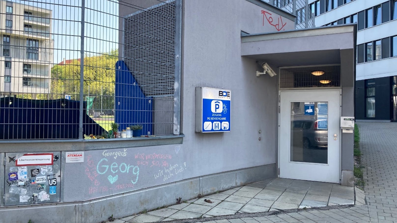 Lehrer Georg S. (35) lag schwer verletzt vor dieser Garage in Wien. 