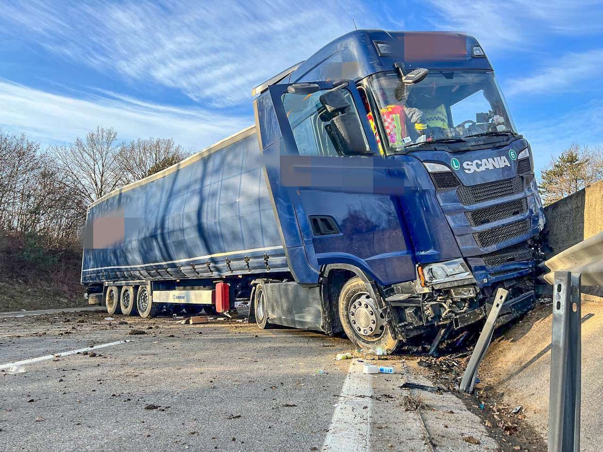 Der Lkw fuhr auf die Mittelleitplanke auf.