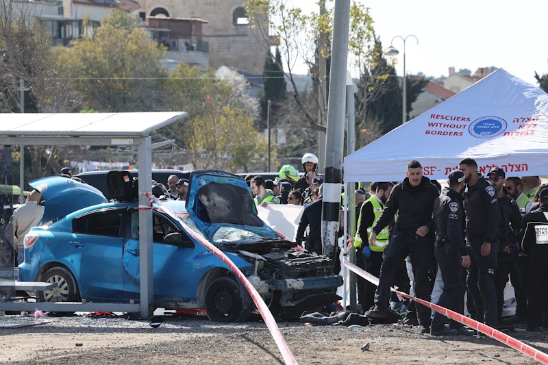 Ein Auto raste an einer Bushaltestelle bei einer israelischen Siedlung in eine Menschenmenge.