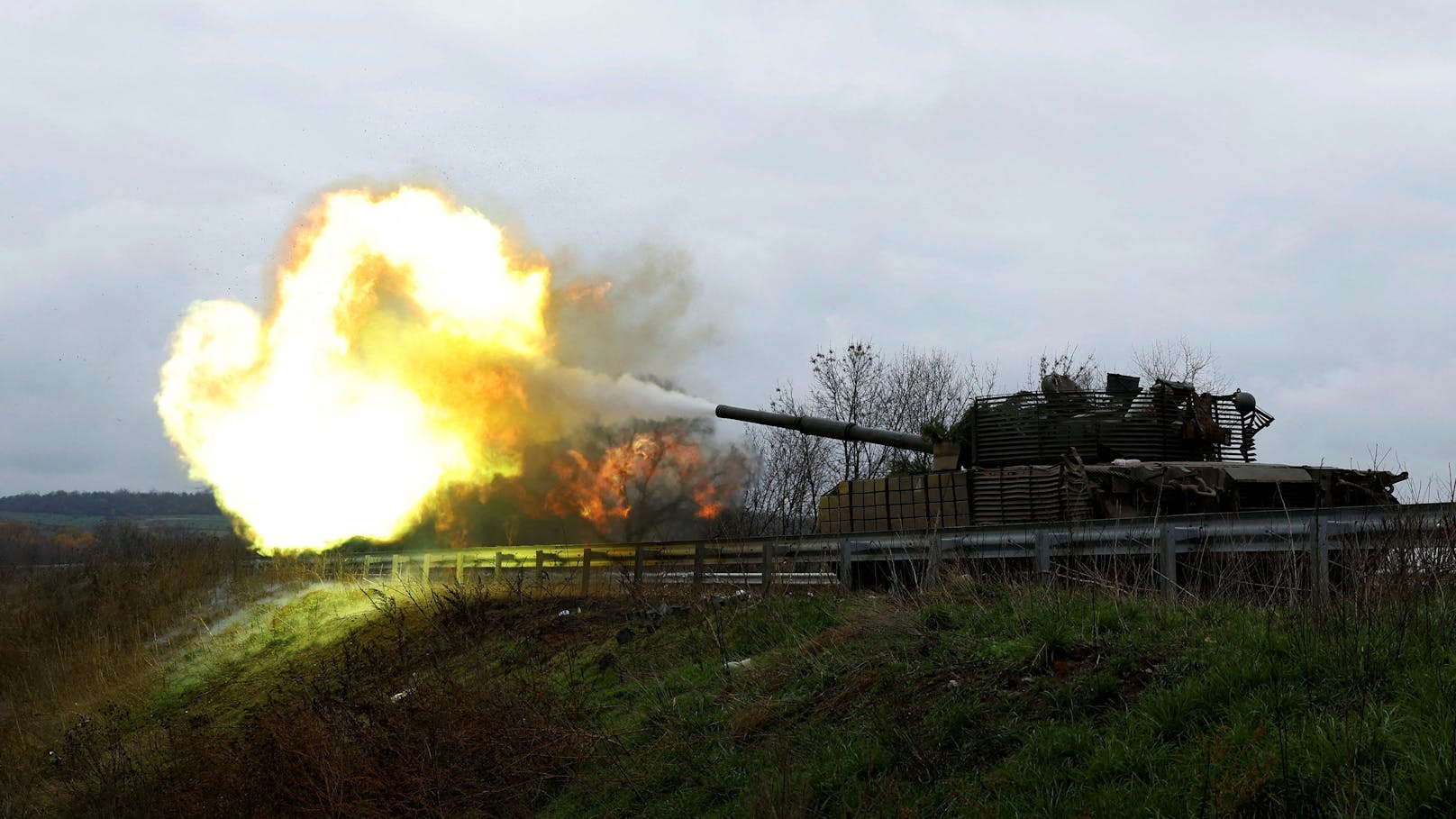 Eine russische Großoffensive auf die Ukraine hat begonnen, die Putin-Truppen erleiden jedoch enorme Verluste.