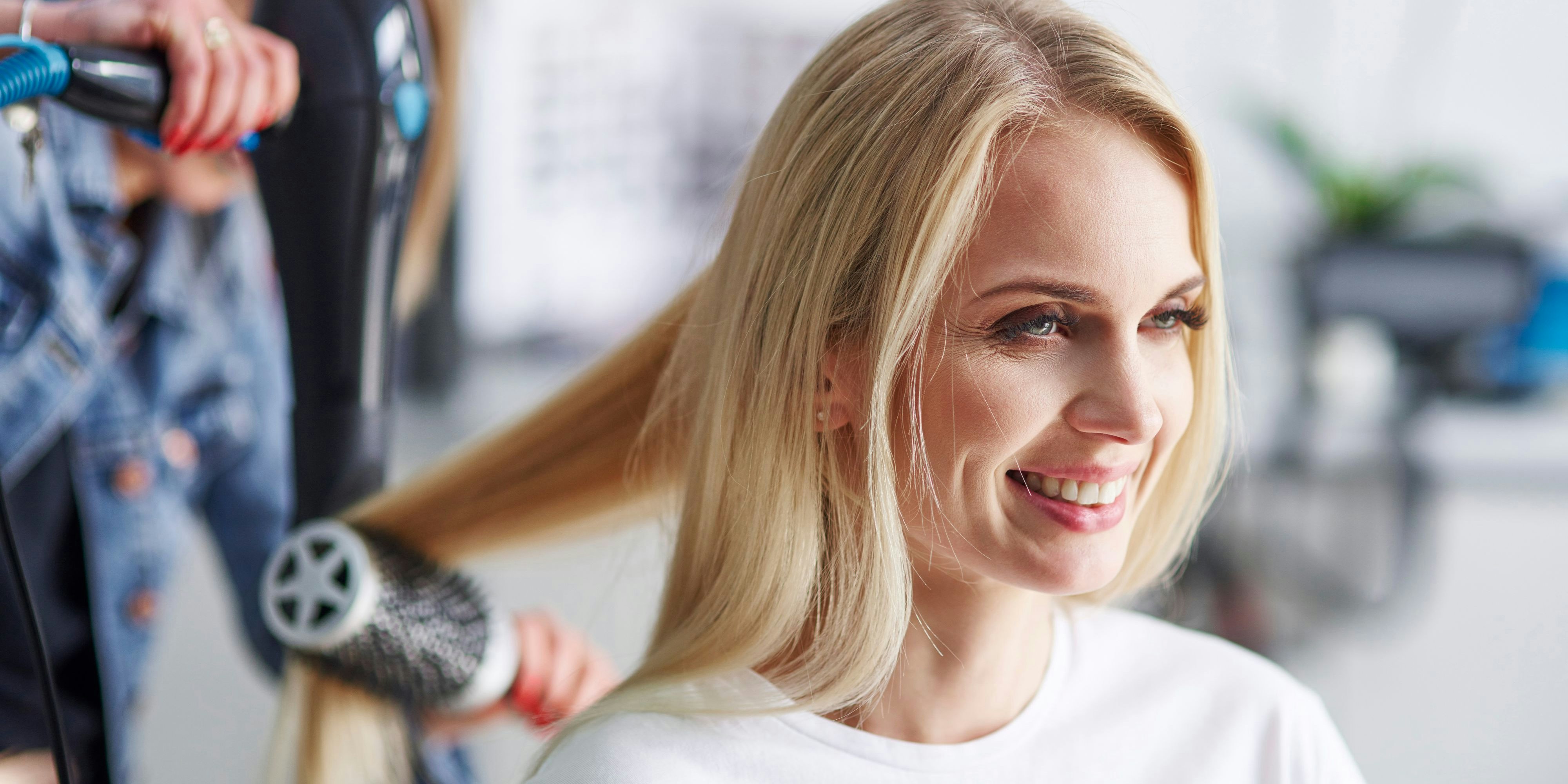 Download von www.picturedesk.com am 10.02.2023 (14:09).  Portrait of happy woman at the hairdresser's - 20180424_PD16632 - Rechteinfo: Royalty Free (RF) Model Released
