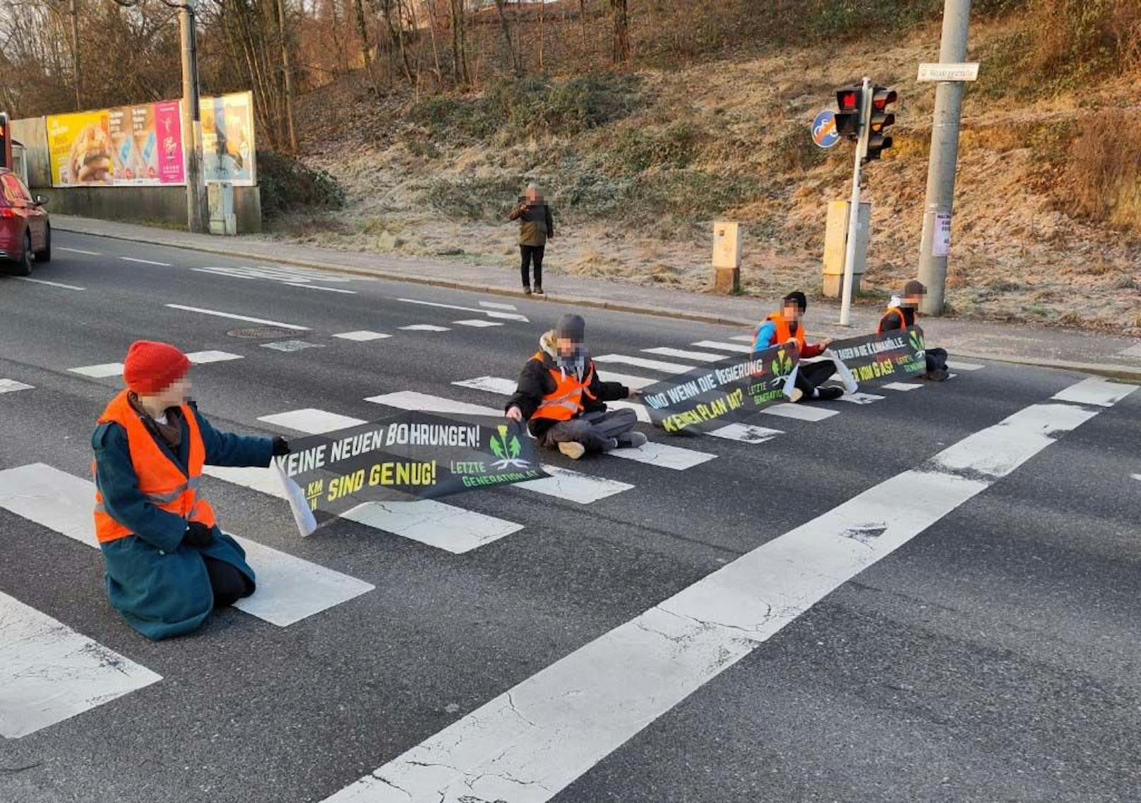 In Linz klebten sich vier Aktivisten auf den Zebrastreifen der Waldeggstraße.