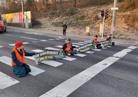 In Linz klebten sich vier Aktivisten auf den Zebrastreifen der Waldeggstraße. Eine Aktion vom November führte jetzt zu einem Gerichtsprozess.