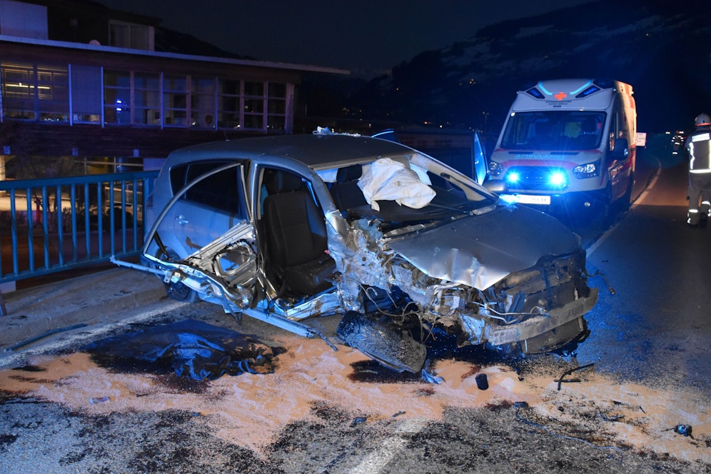 Beide Insassen wurden schwerst verletzt – die Beifahrerin musste aus dem Wrack geschnitten werden.