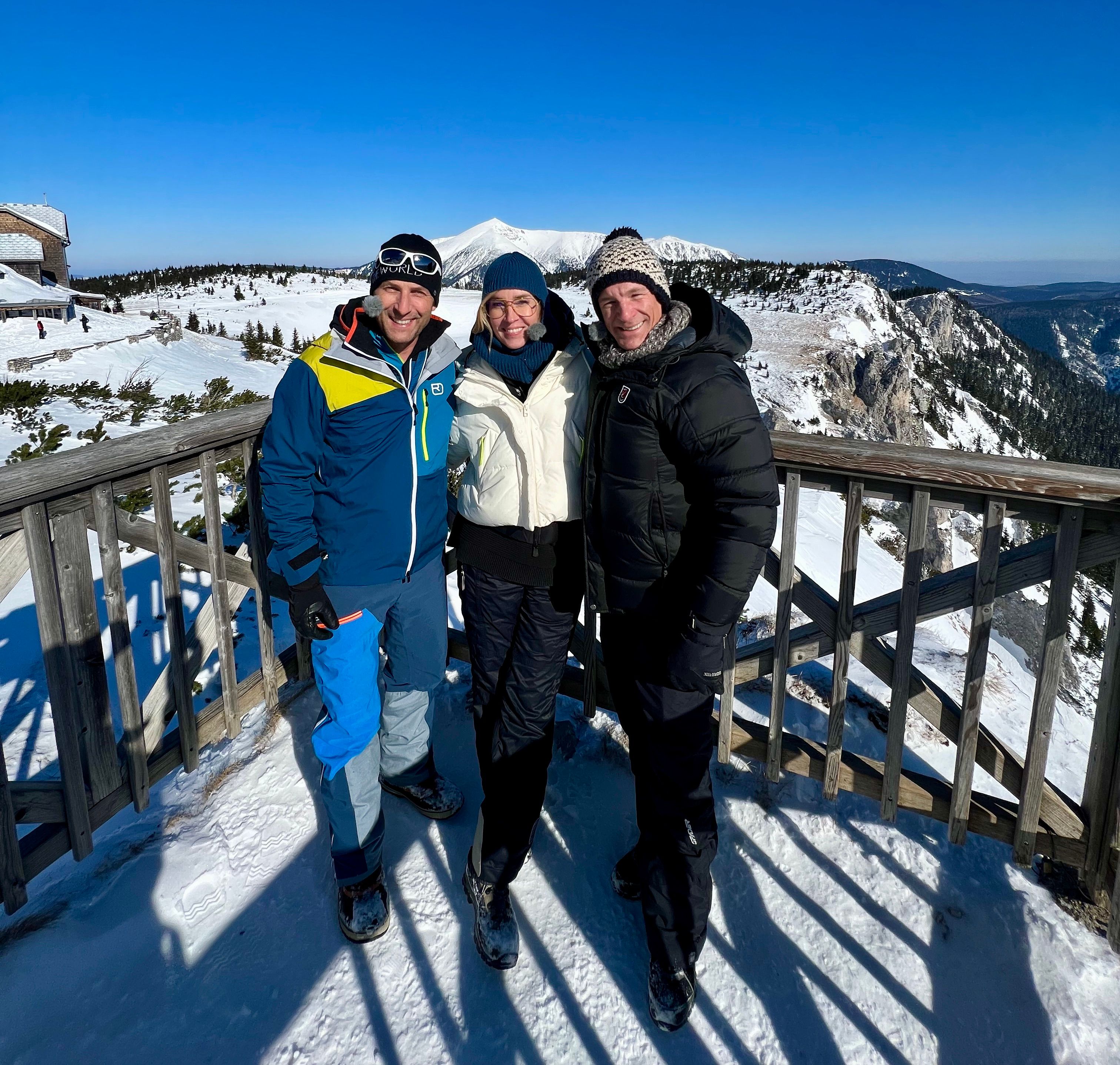 Nadja Bernhard und Andi Knoll mit Tom Walek.