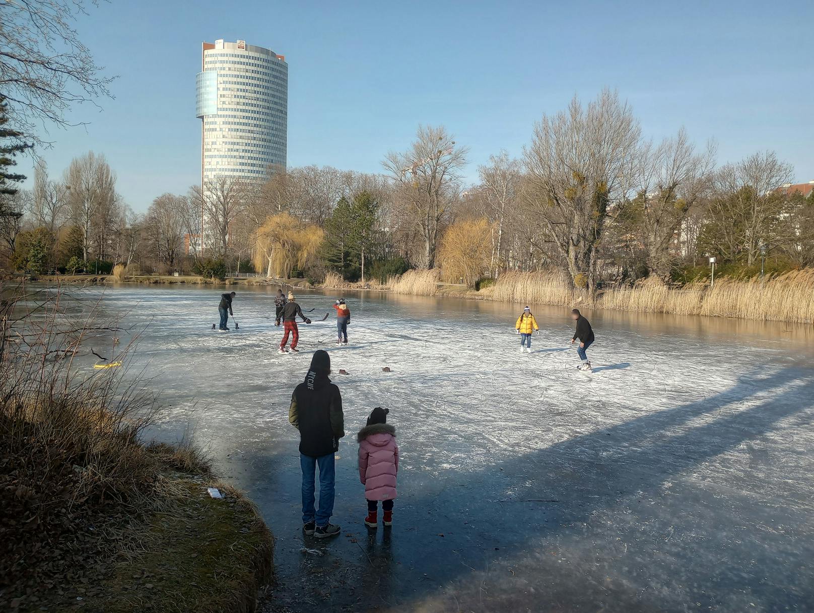 10.02.2023: Eishockey auf der Alten Donau: Bitte nicht nachmachen! – <a href="https://www.heute.at/s/lebensgefahr-wiener-spielen-hockey-auf-eisiger-donau-100254393">Weiterlesen &gt;&gt;&gt;</a>