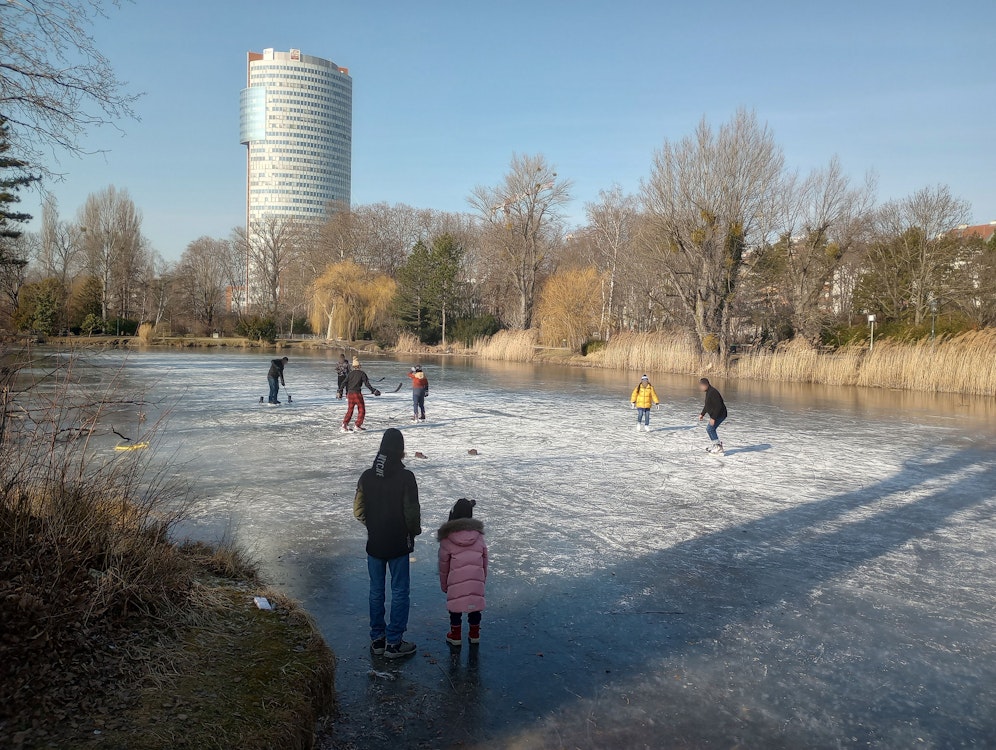 Eishockey auf der Alten Donau: Bitte nicht nachmachen!