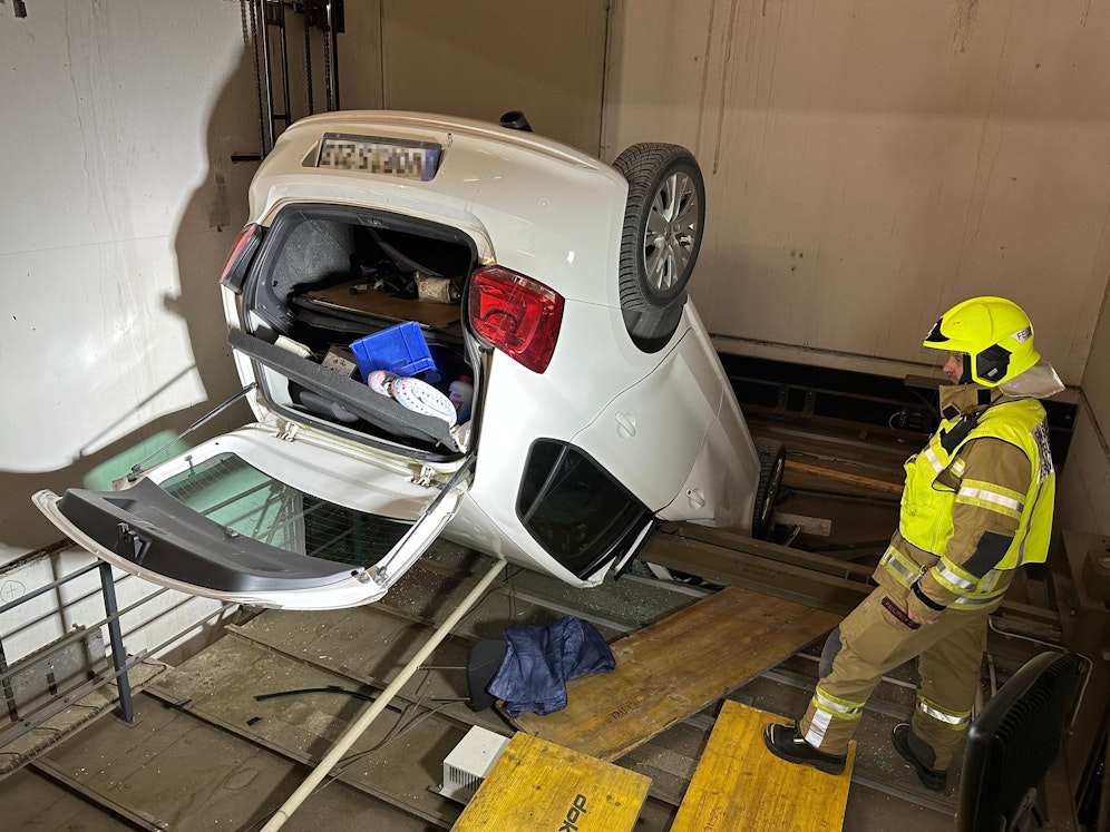 Die Feuerwehr in Eben am Achensee konnte den Mann aus dem Fahrzeug bergen.