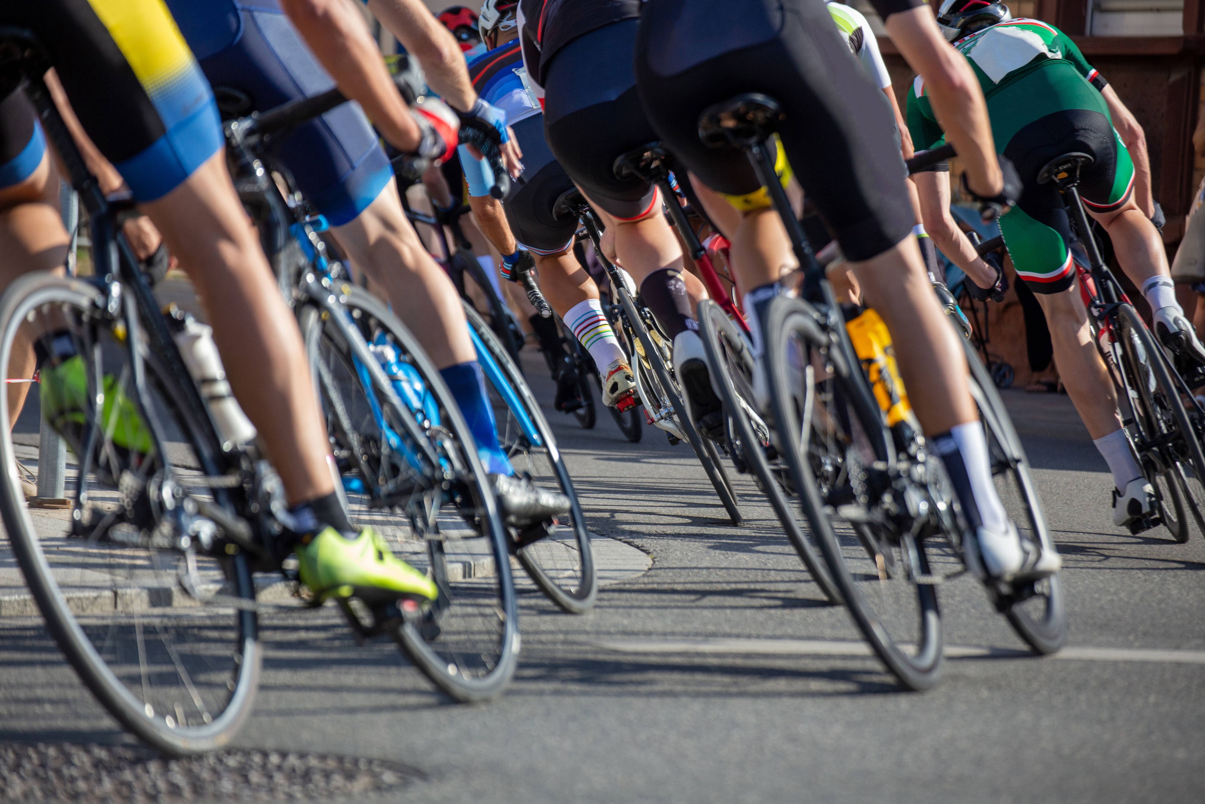 Eine 18-jährige Nachwuchs-Radfahrerin ist beim Zusammenstoß mit einem LKW ums Leben gekommen. 