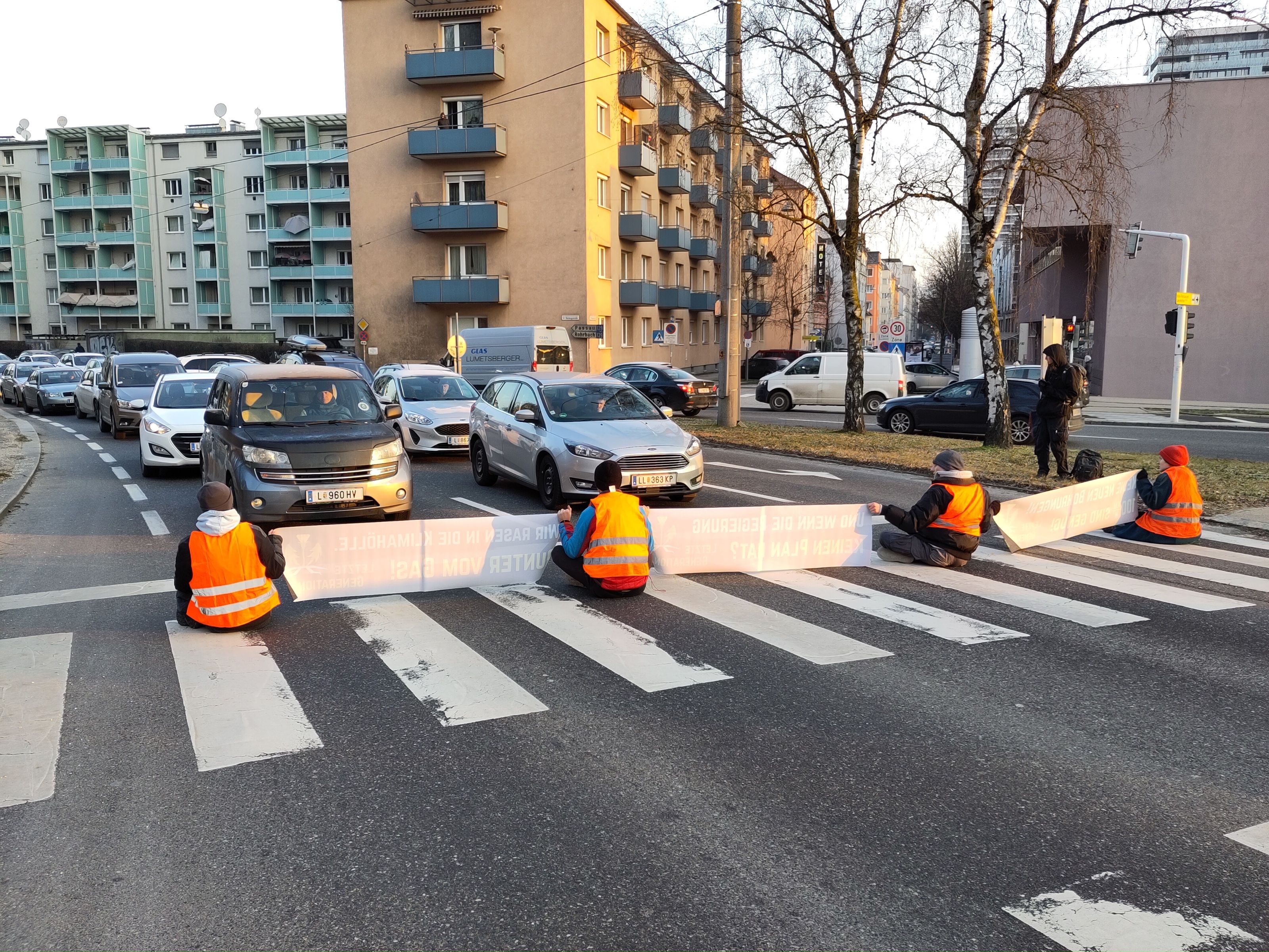 In Linz blockierte die "Letzte Generation" den Verkehr – aber nur für wenige Minuten.