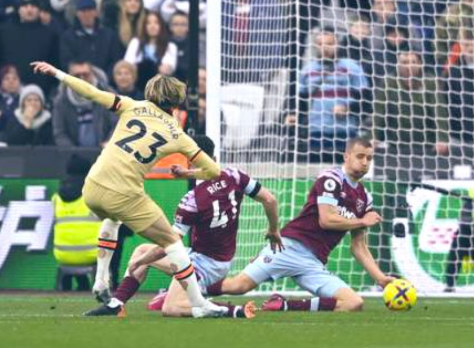 Soucek wehrt den Schuss ab – für den VAR korrekt.