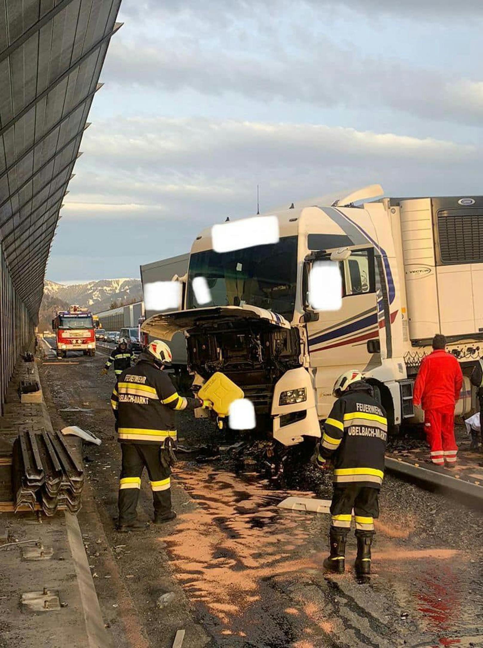 Am 11. Februar 2023 gegen 7.19 Uhr wurde die Freiwillige Feuerwehr Übelbach Markt zu einem schweren Verkehrsunfall auf die A9 alarmiert.