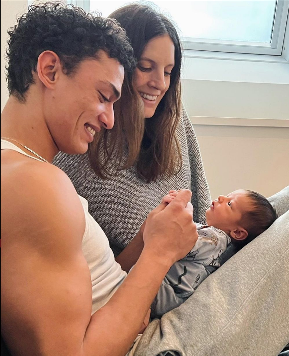 Julia Dujmovits, ihr Freund Geoffrey und der gemeinsame Sohn Elisée.