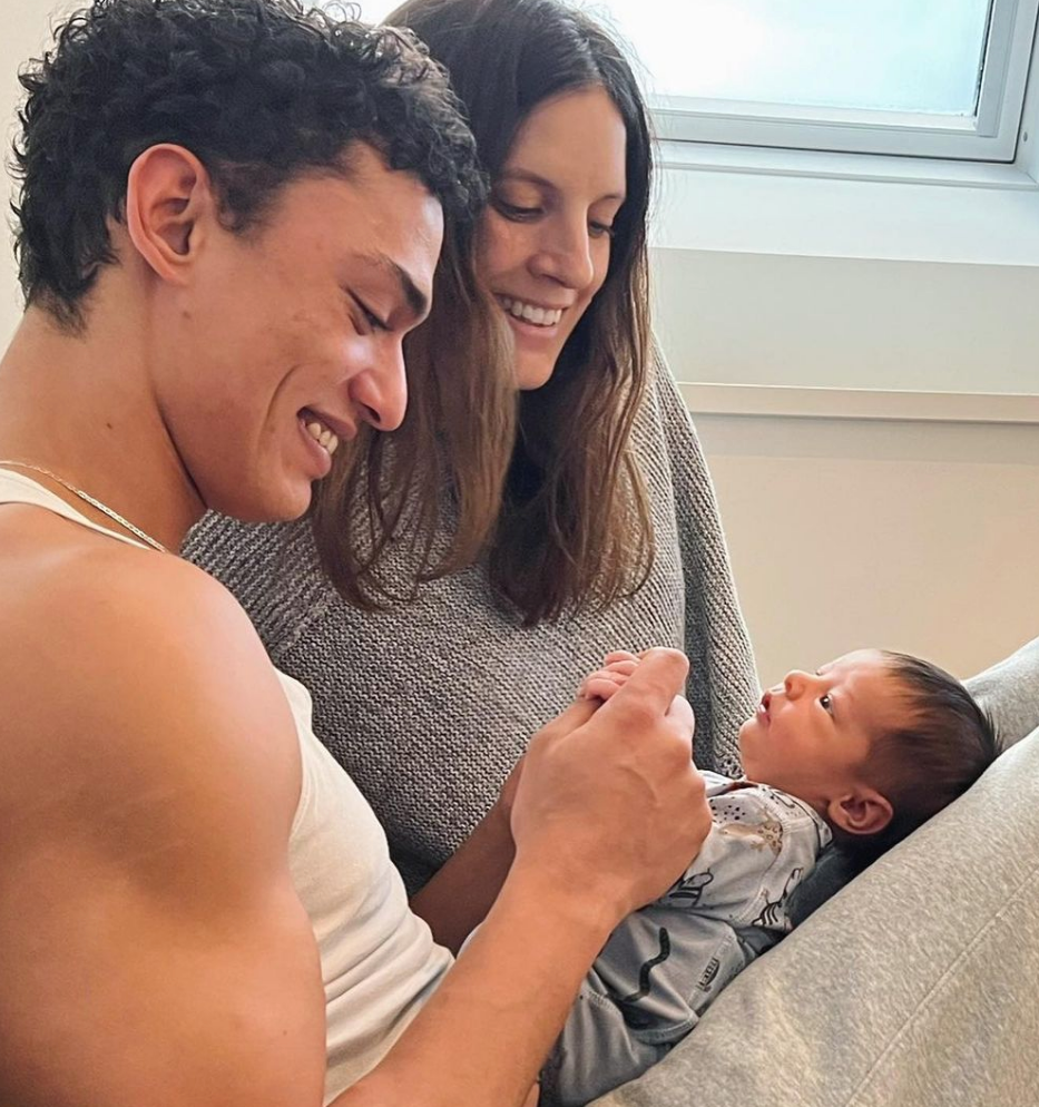 Julia Dujmovits, ihr Freund Geoffrey und der gemeinsame Sohn Elisee.