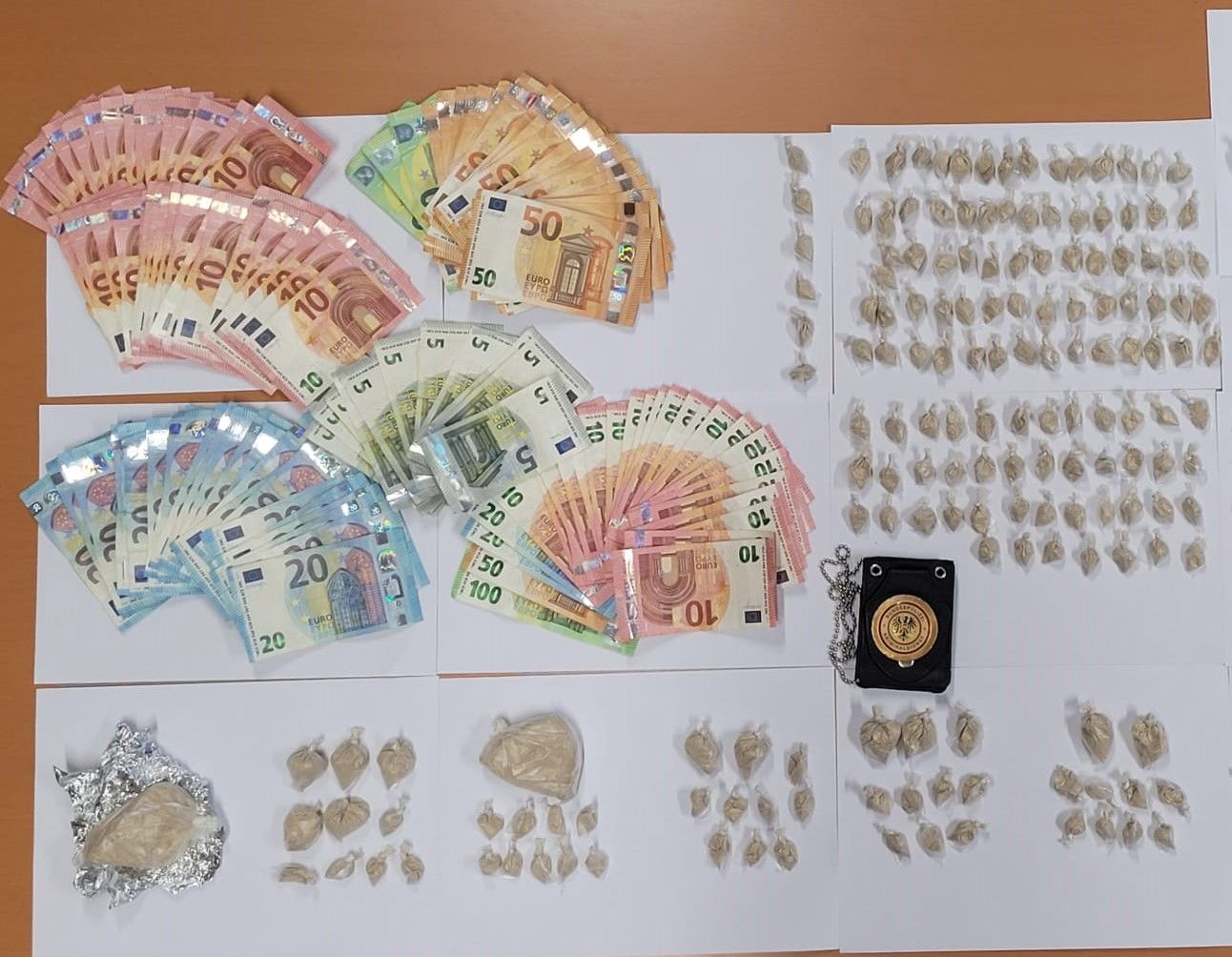 Bei dem 21-Jährigen wurde ein ganzer Haufen an abgepackten Drogen und Bargeld sichergestellt.