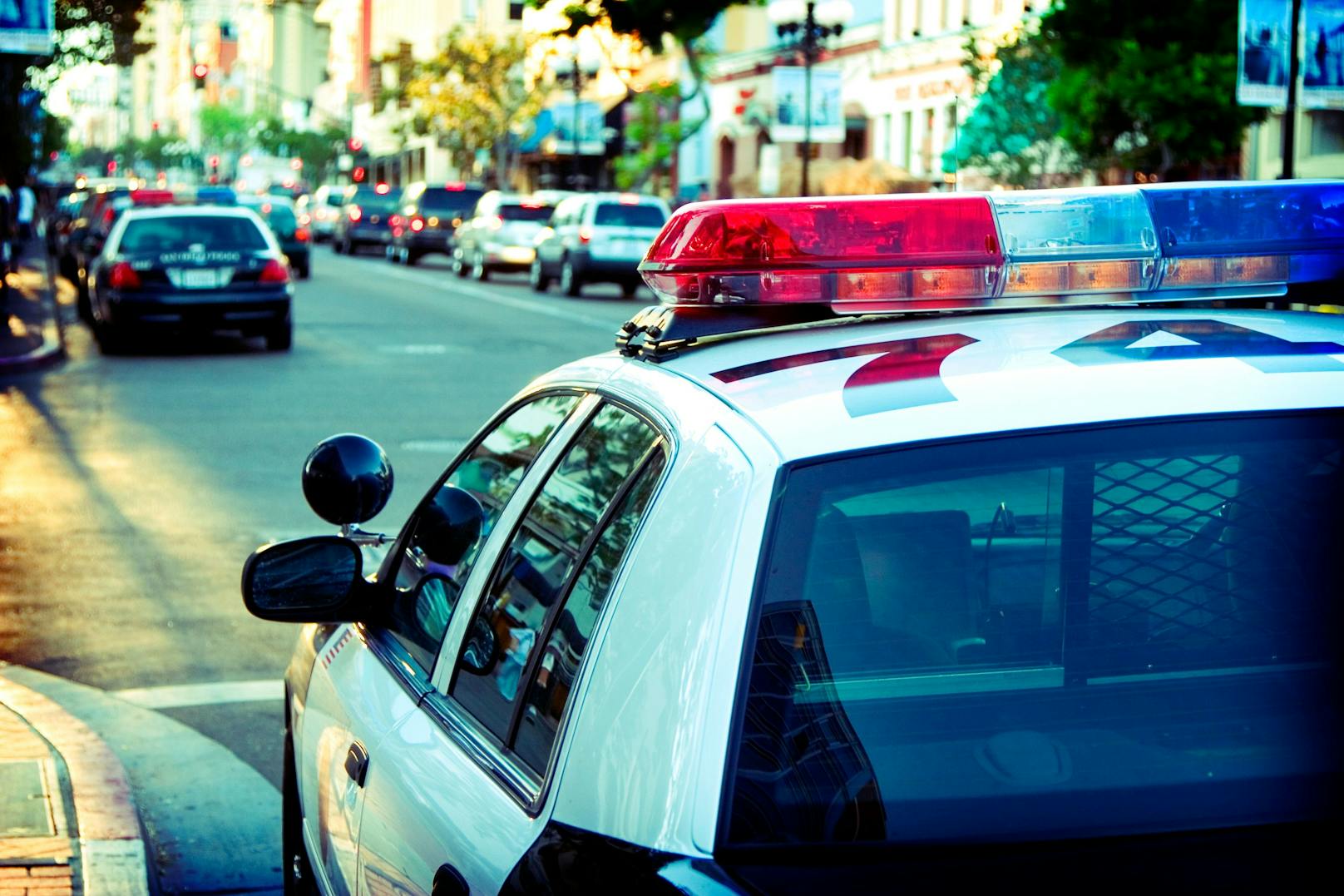 Ein Polizeiauto in einer Stadt in Kalifornien, USA. Symbolbild