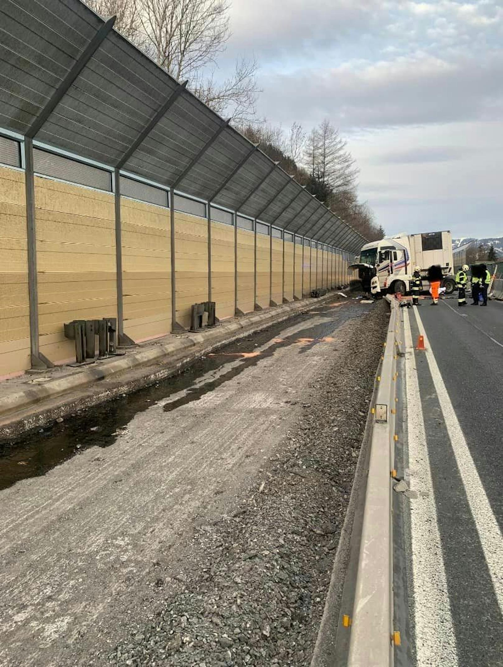 Am 11. Februar 2023 gegen 7.19 Uhr wurde die Freiwillige Feuerwehr Übelbach Markt zu einem schweren Verkehrsunfall auf die A9 alarmiert.