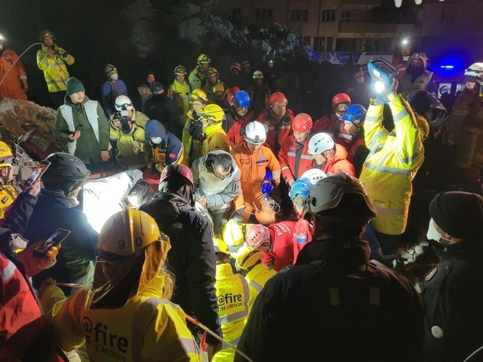 Nach über 110 Stunden konnte ein 15-jähriges Mädchen lebend aus den Trümmern geborgen werden. 