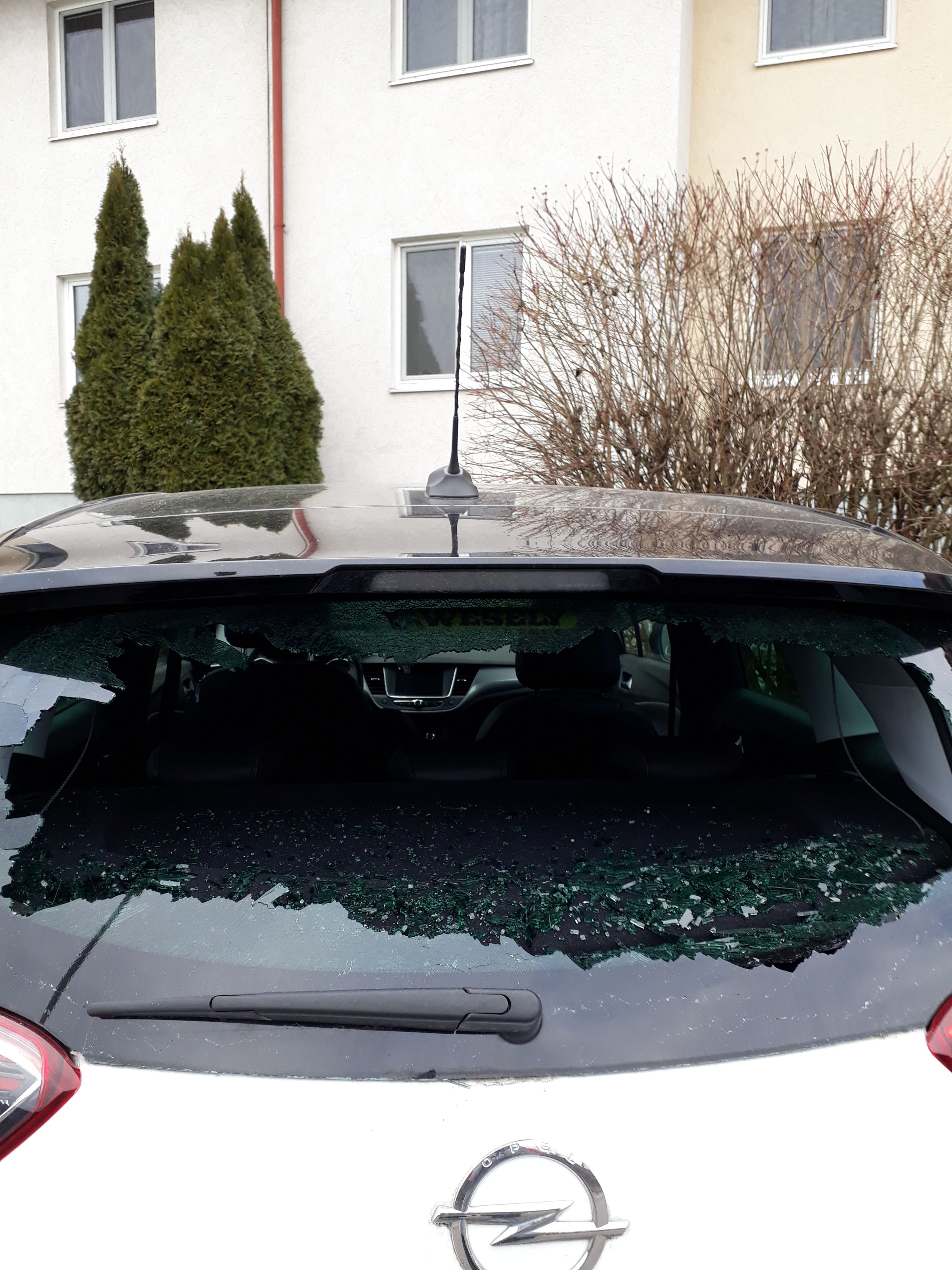 Nicht nur bei diesem Opel wurde die Heckscheibe zertrümmert.