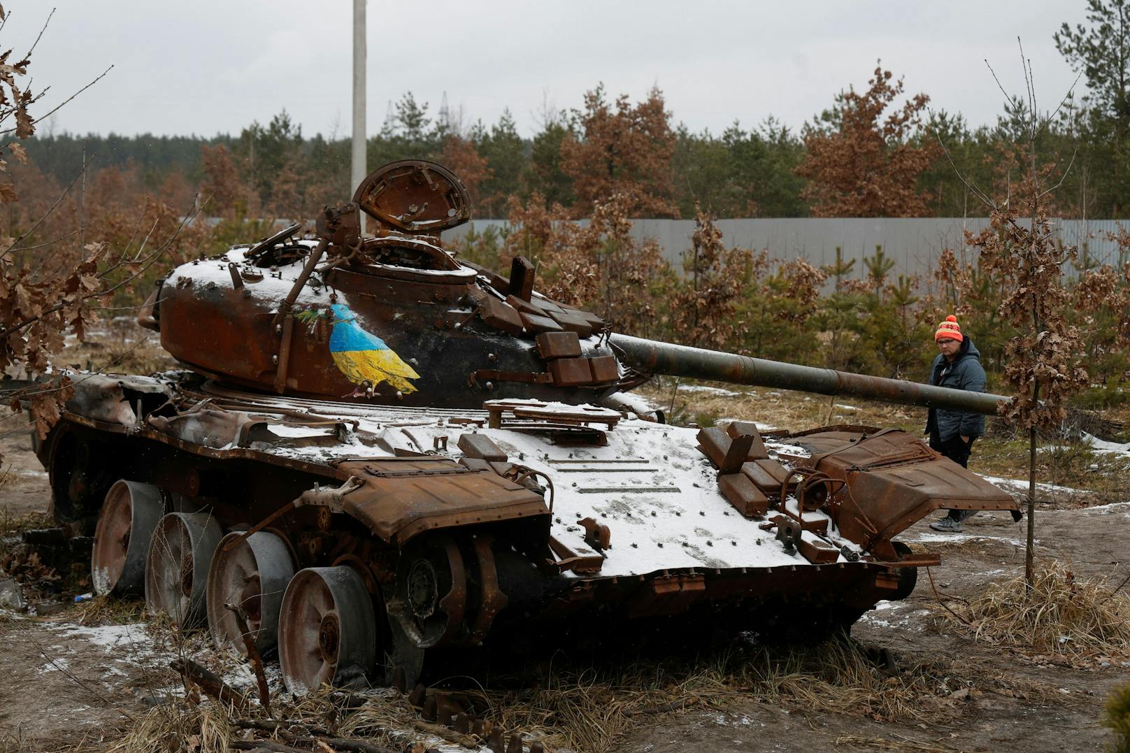 Ein zerstörter Panzer der russischen Armee in Dmytrivka bei Kiew. Die blau-gelbe Friedenstaube darauf ist ein Werk des Künstlers Tvboy.