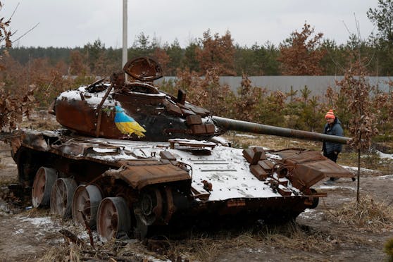 Ein zerstörter Panzer der russischen Armee in Dmytrivka bei Kiew. Die blau-gelbe Friedenstaube darauf ist ein Werk des Künstlers Tvboy.