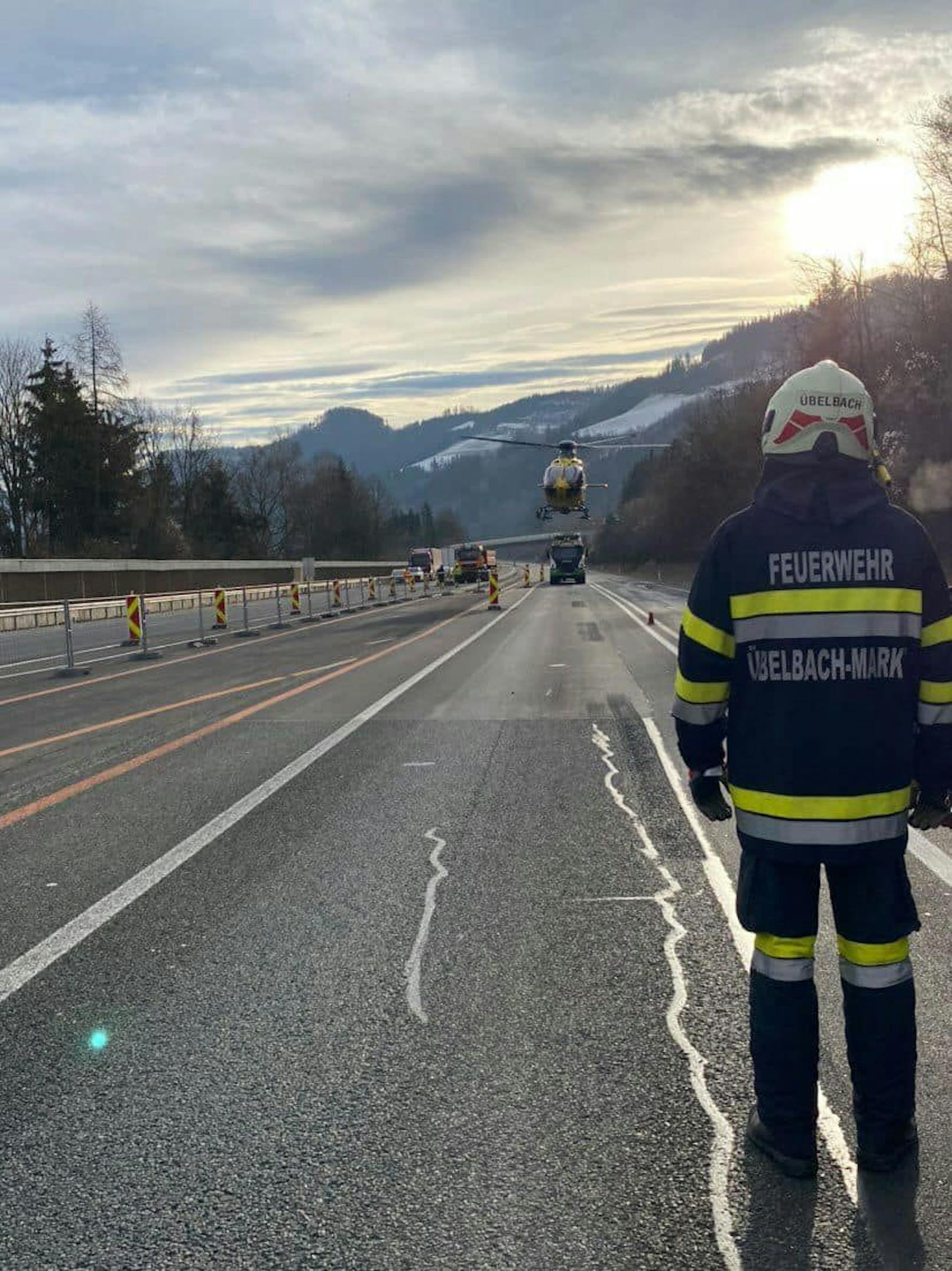 Am 11. Februar 2023 gegen 7.19 Uhr wurde die Freiwillige Feuerwehr Übelbach Markt zu einem schweren Verkehrsunfall auf die A9 alarmiert.