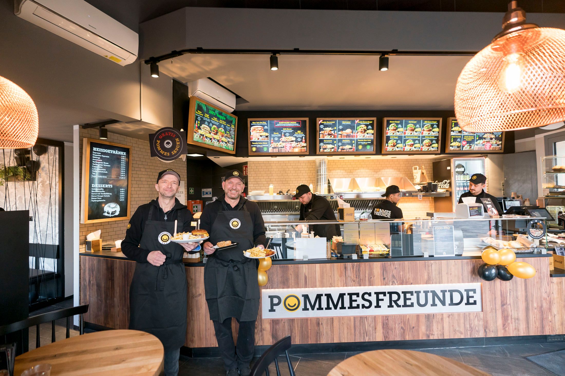 Die Pommesfreunde Andreas Fischer (52) und Walter Urbanitsch (52) haben am Franz Josefs Kai 27 (City) ein neues Schnell-Restaurant eröffnet&nbsp;