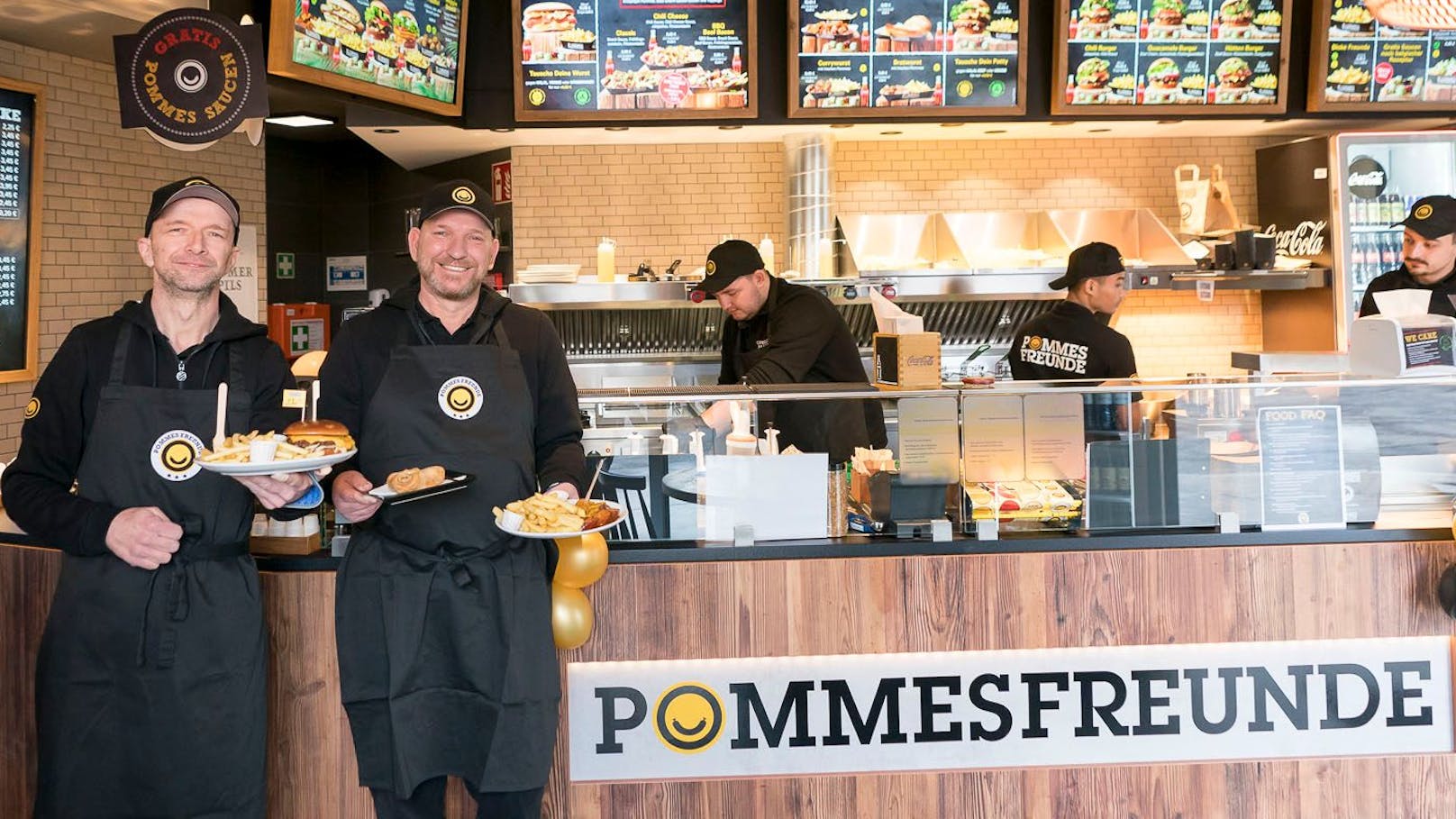 Die Pommesfreunde Andreas Fischer (52) und Walter Urbanitsch (52) haben am Franz Josefs Kai 27 (City) ein neues Schnell-Restaurant eröffnet&nbsp;