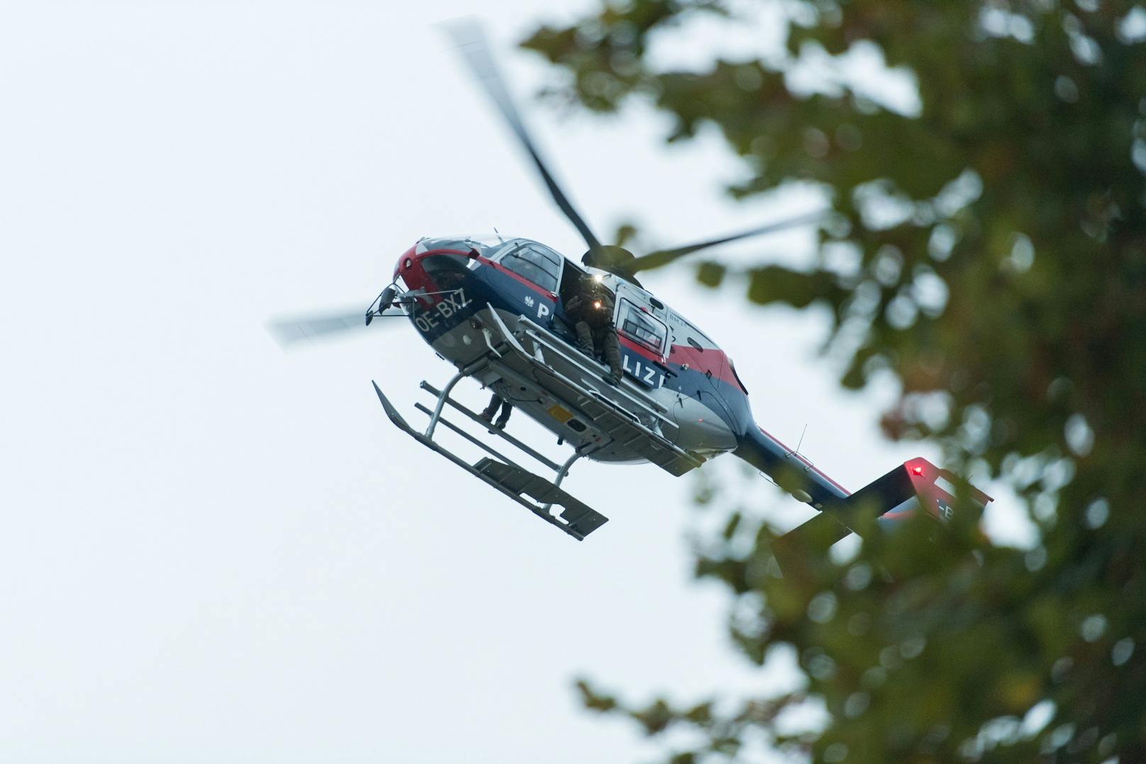 Elitepolizisten der WEGA konnten sie mit dem Hubschrauber lokalisieren und mittels Seilwinde aus der Luft bergen.