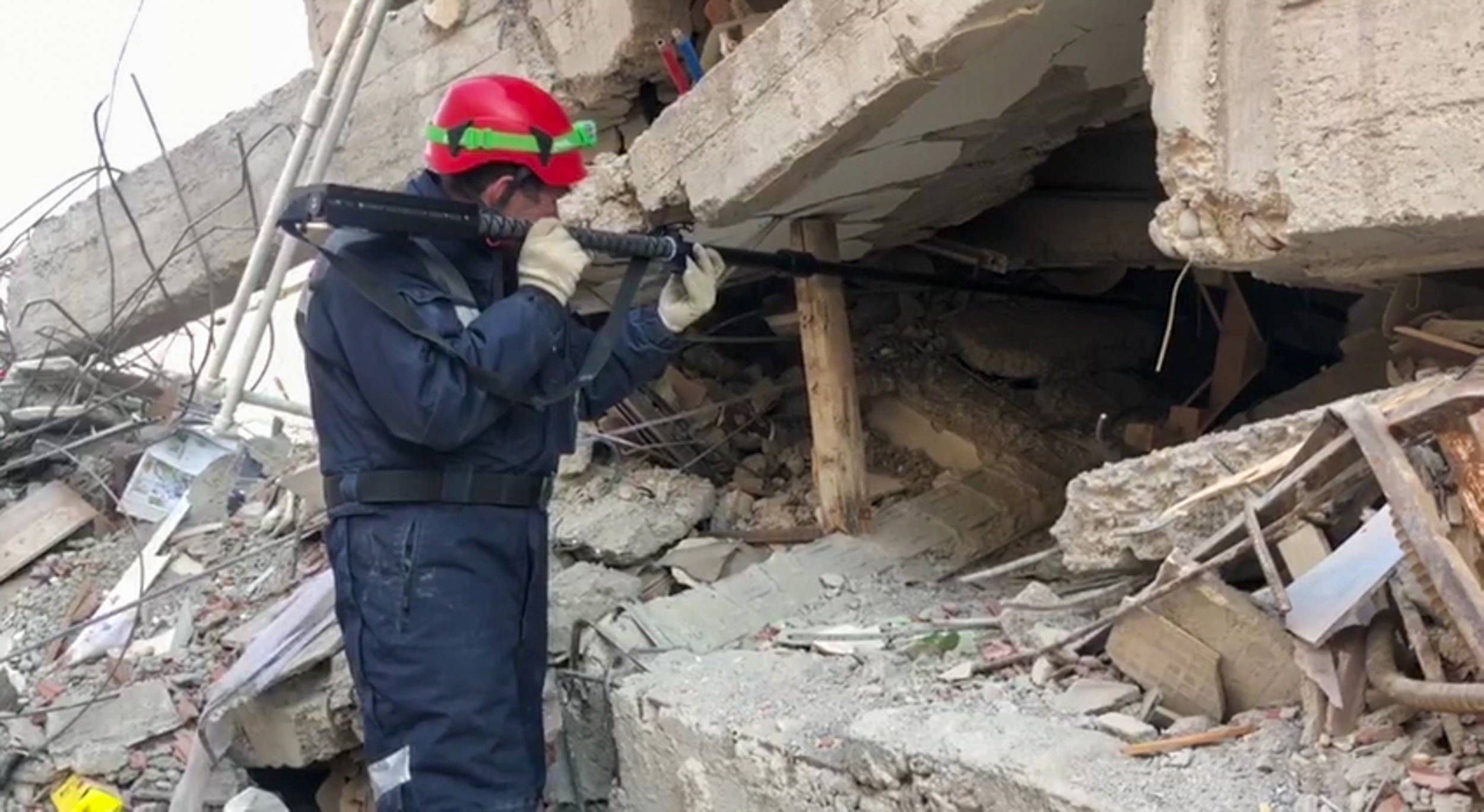 Die Suche nach Vermissten dauert weiterhin an. 