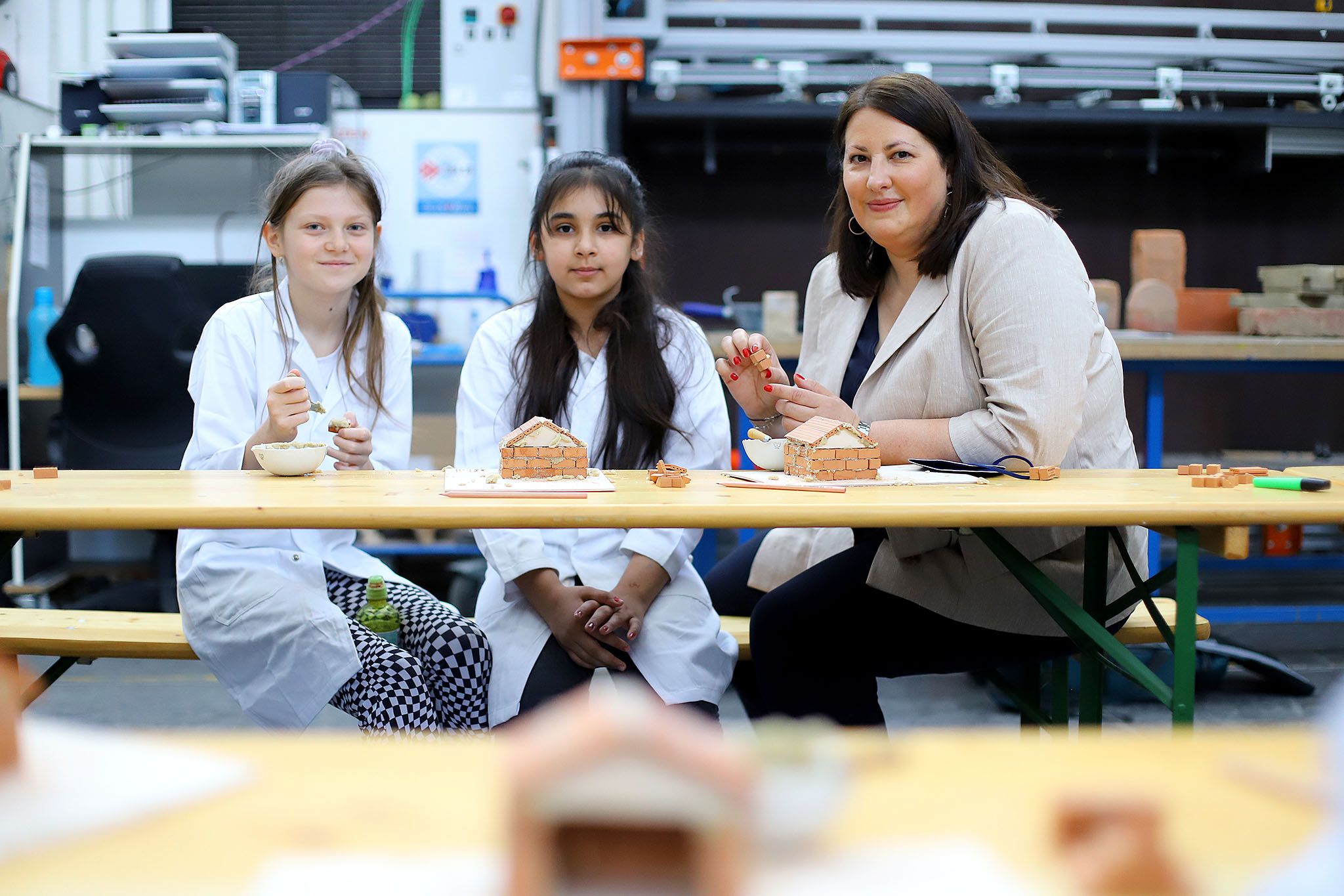 Frauenstadträtin Kathrin Gaál gemeinsam mit zwei Schülerinnen beim Töchtertag 2022.