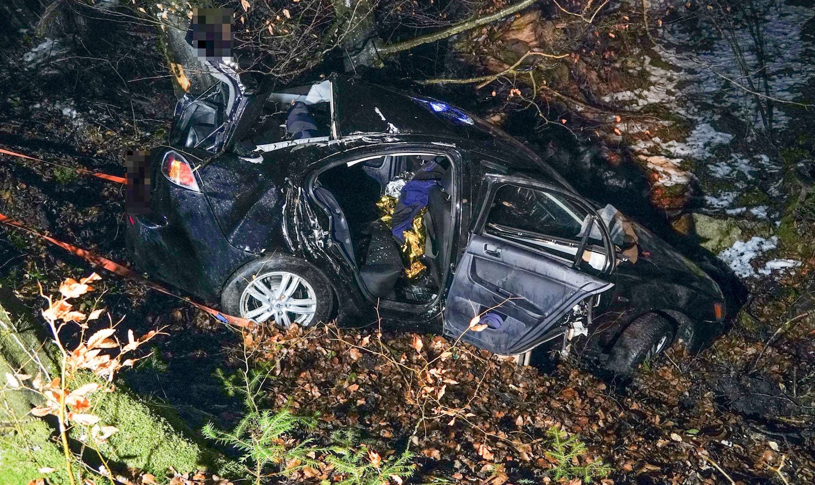Die Einsatzkräfte wurden Sonntagfrüh zu einem Verkehrsunfall bei St. Leonhard am Walde gerufen. Ein Auto mit fünf Insassen war von der Straße abgekommen und in einen Wald gestürzt – alle Personen wurden in ein Spital eingeliefert.