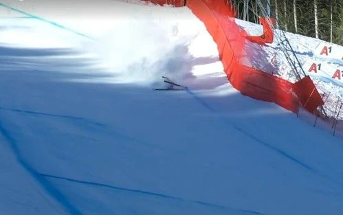 Otmar Striedinger stürzt bei hoher Geschwindigkeit, kann sich in letzter Sekunde vor dem Einschlag im Netz retten.