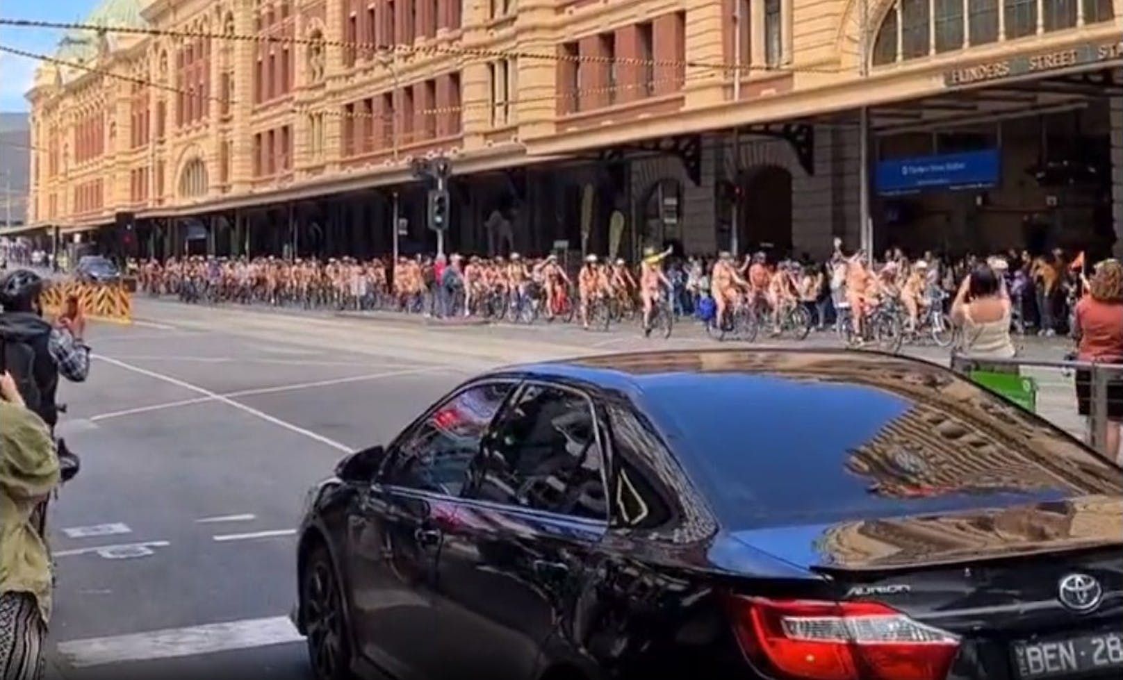 In Melbourne protestierten nackte Aktivisten auf Fahrrädern für eine besser Welt.