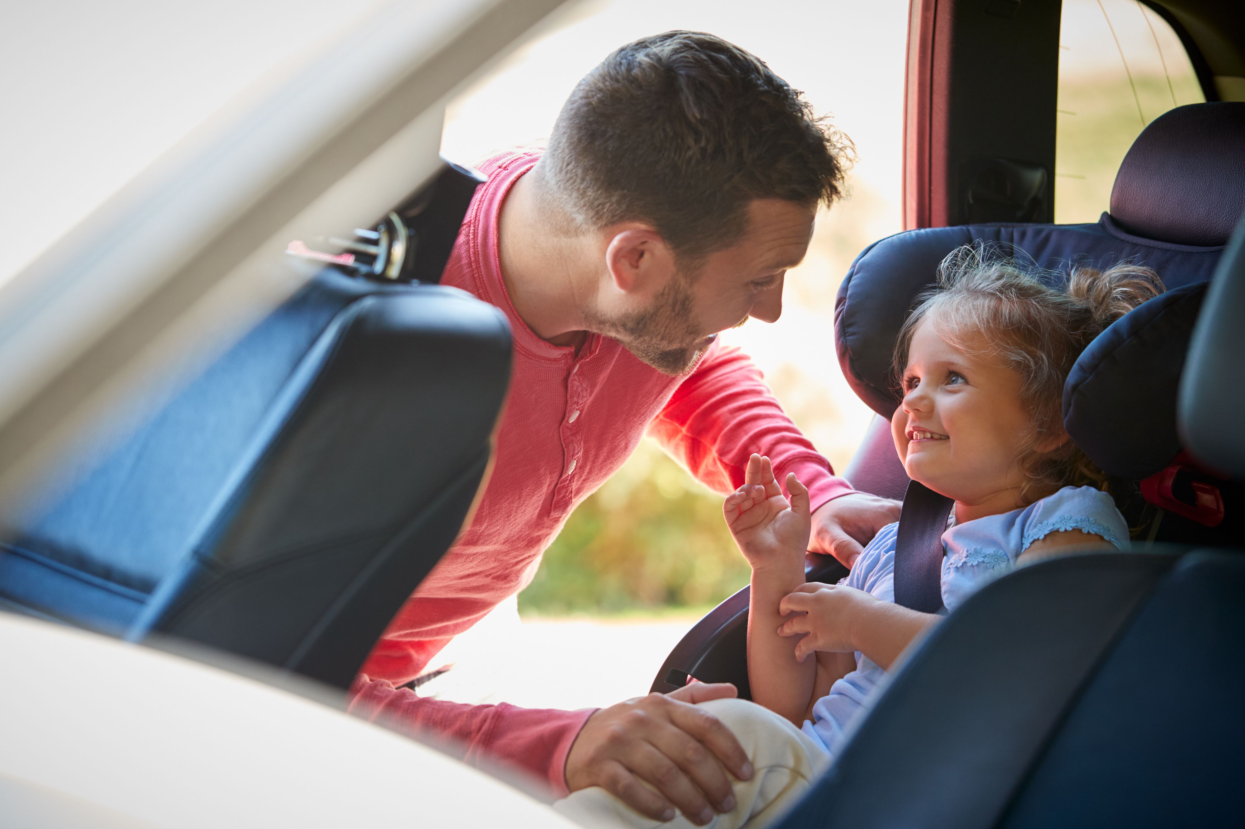 Das Mäderl wurde vom Vater im Auto vergessen. (Symbolbild)