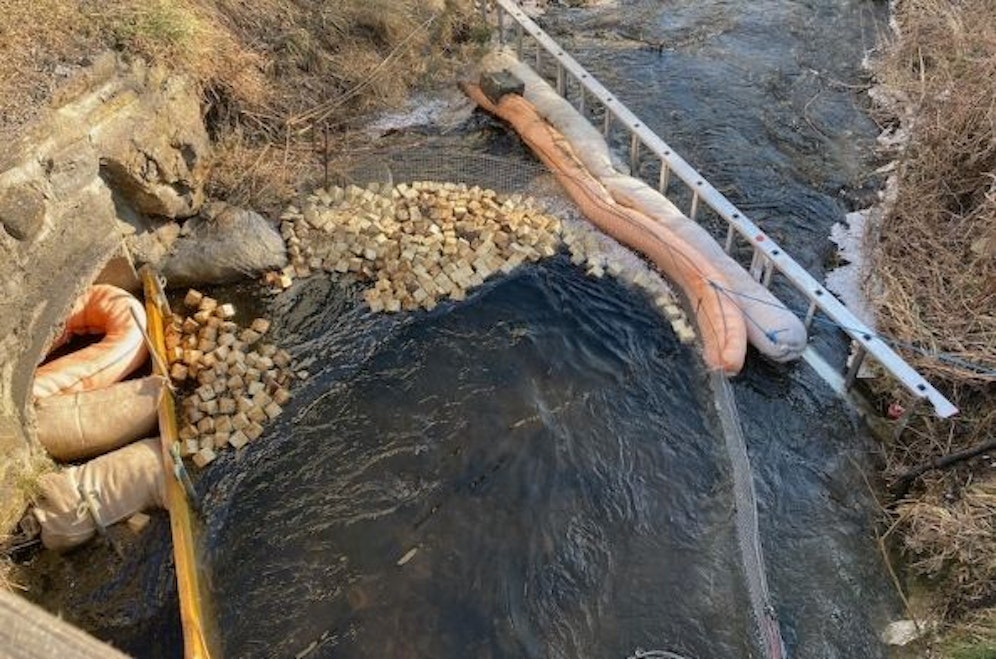 Die Feuerwehr musste sieben Ölsperren errichten.