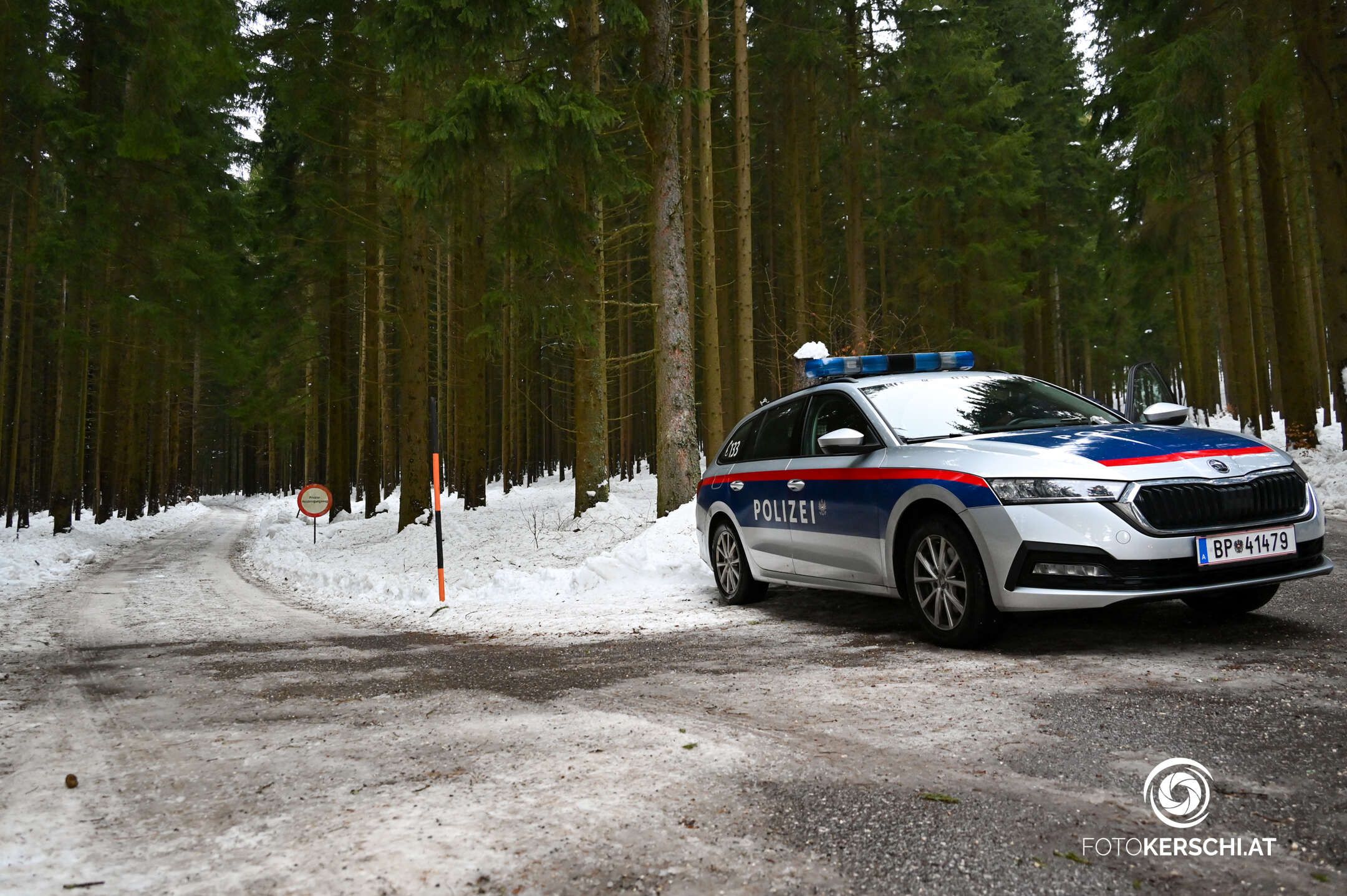 Die Leiche wurde von einem Autofahrer auf einem Waldweg in Bad Leonfelden (Bez. Urfahr-Umgebung) gefunden.