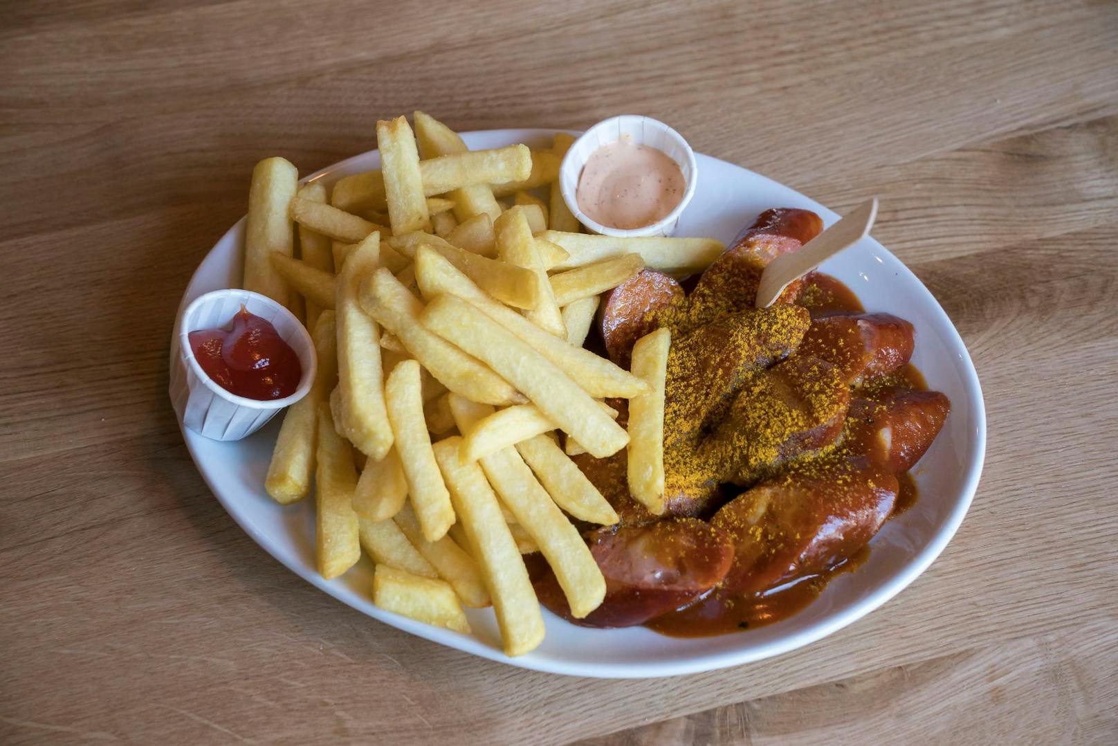 Die Käsekrainer verkleidet als Currywurst - die neun Soßen gibt es übrigens als "Flatrate", so viel du willst