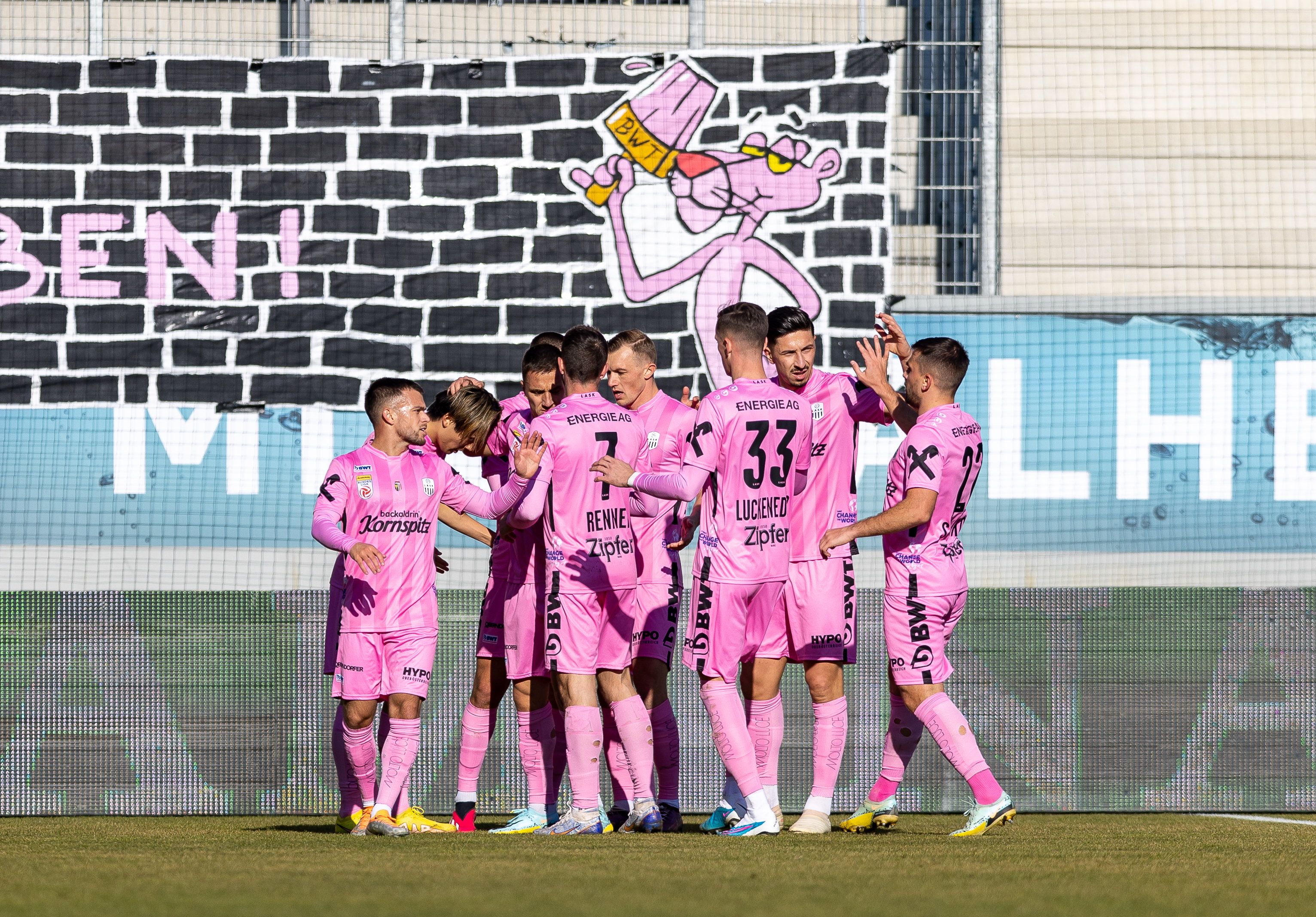 Der LASK jubelt über das 1:0 in Altach. Die Farben taugen den eigenen Fans übrigens nicht, wie sie mit der Choreo im Hintergrund zum Ausdruck bringen wollen.