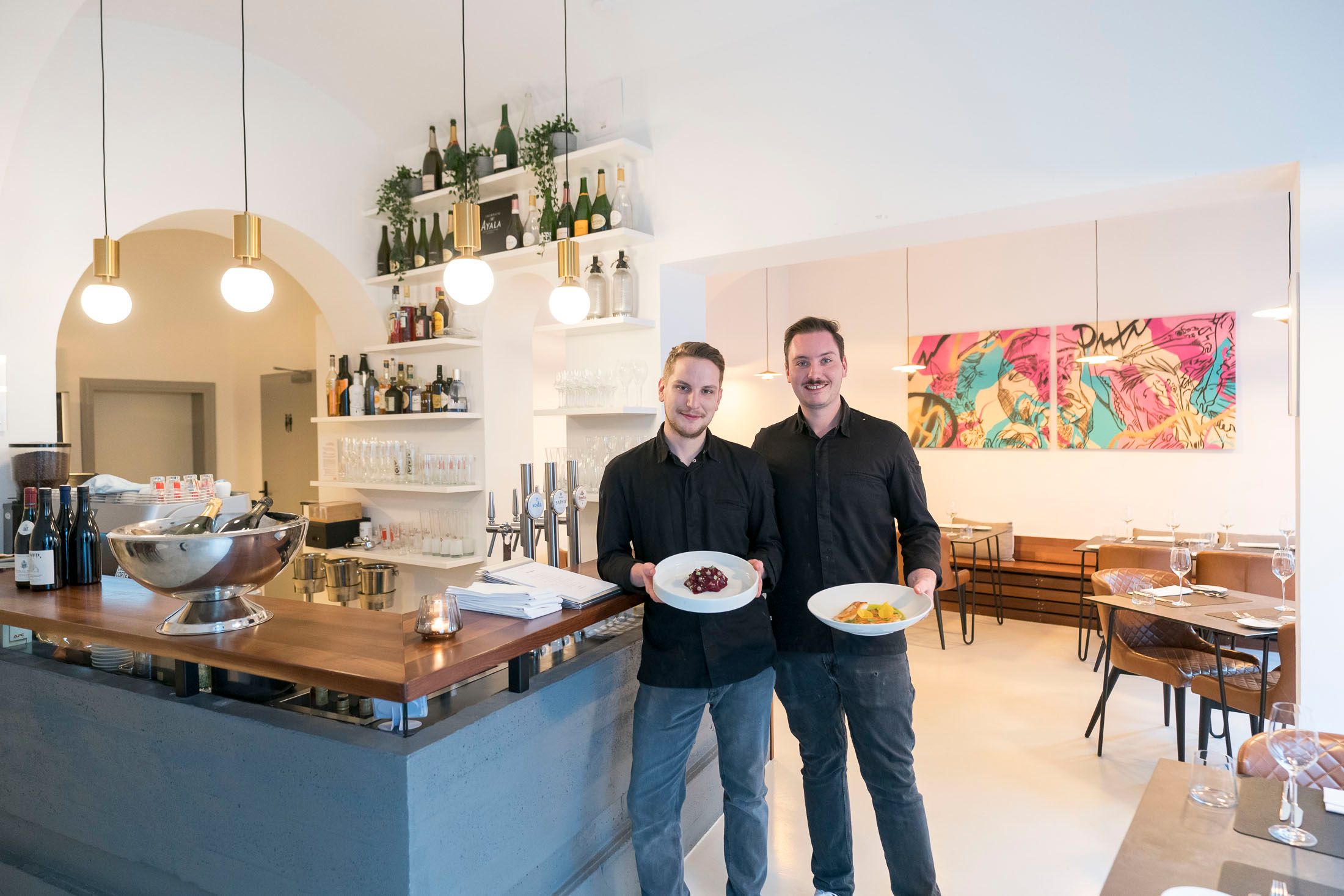 Die Herren Stadler und Thomas (v.l.) mit ihren Bestsellern in ihrem Fine Dining Restaurant auf der Burggasse