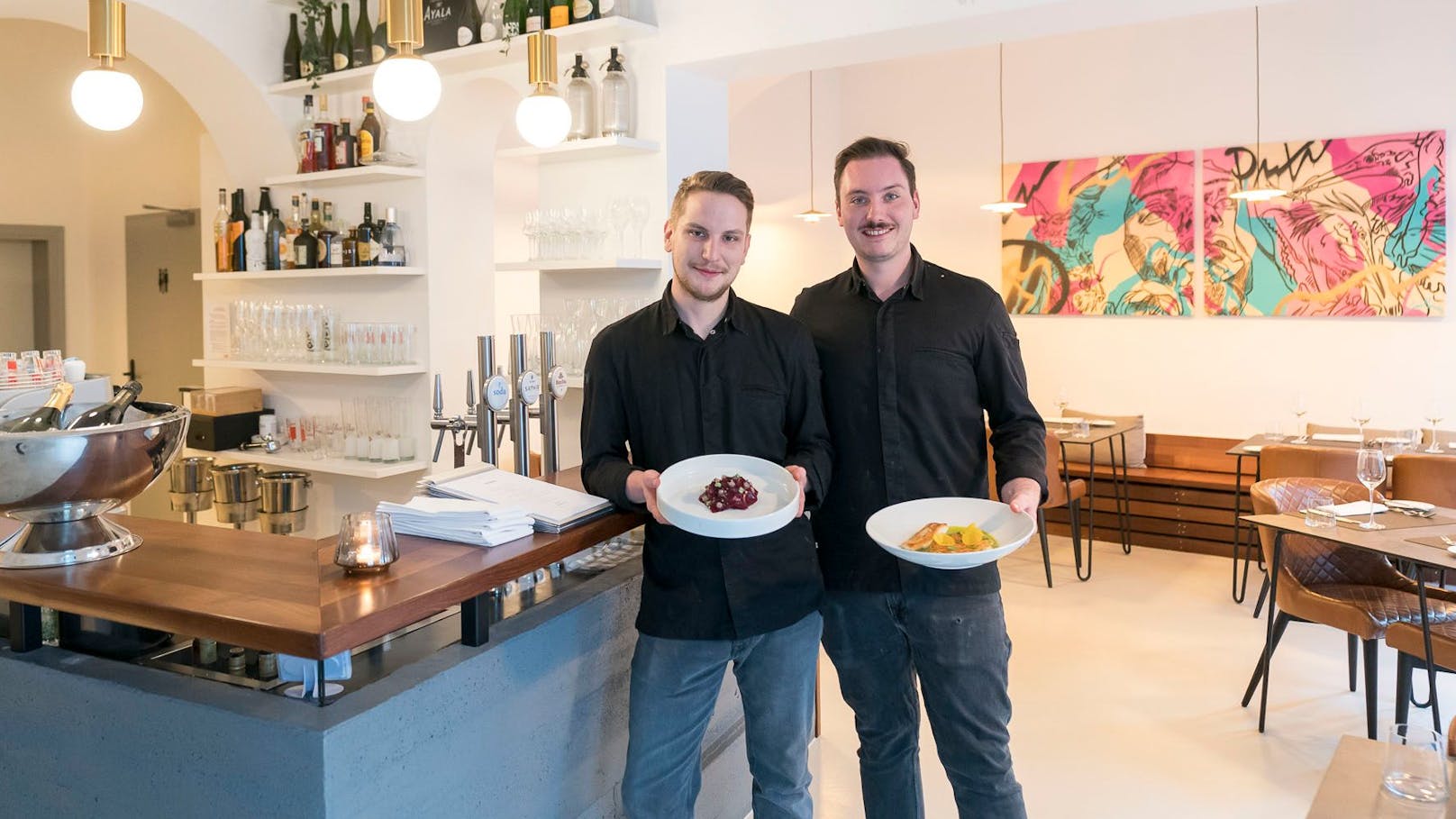 Die Herren Stadler und Thomas (v.l.) mit ihren Bestsellern in ihrem Fine Dining Restaurant auf der Burggasse