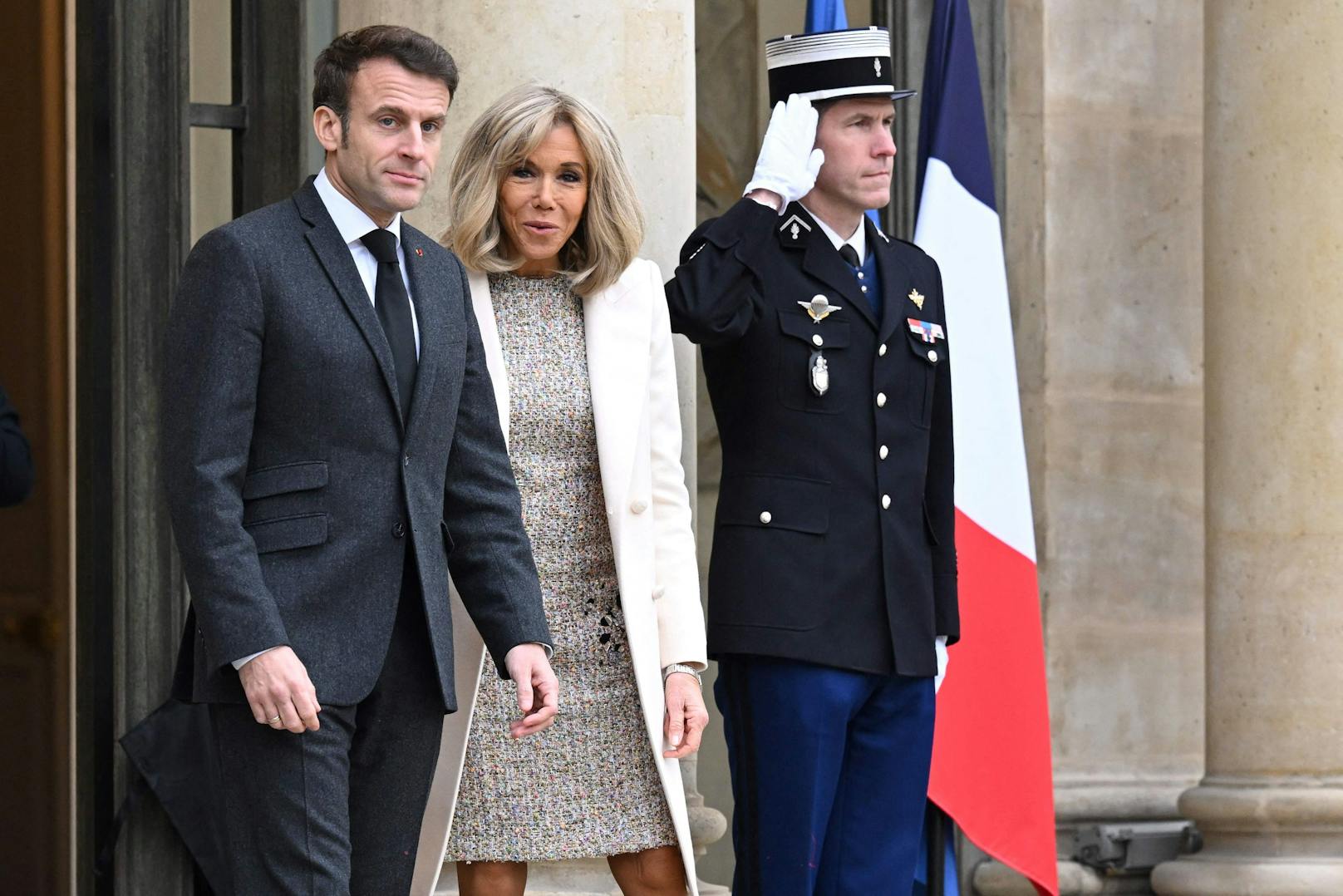 Brigitte Macron spioniert in Cáfes Franzosen aus