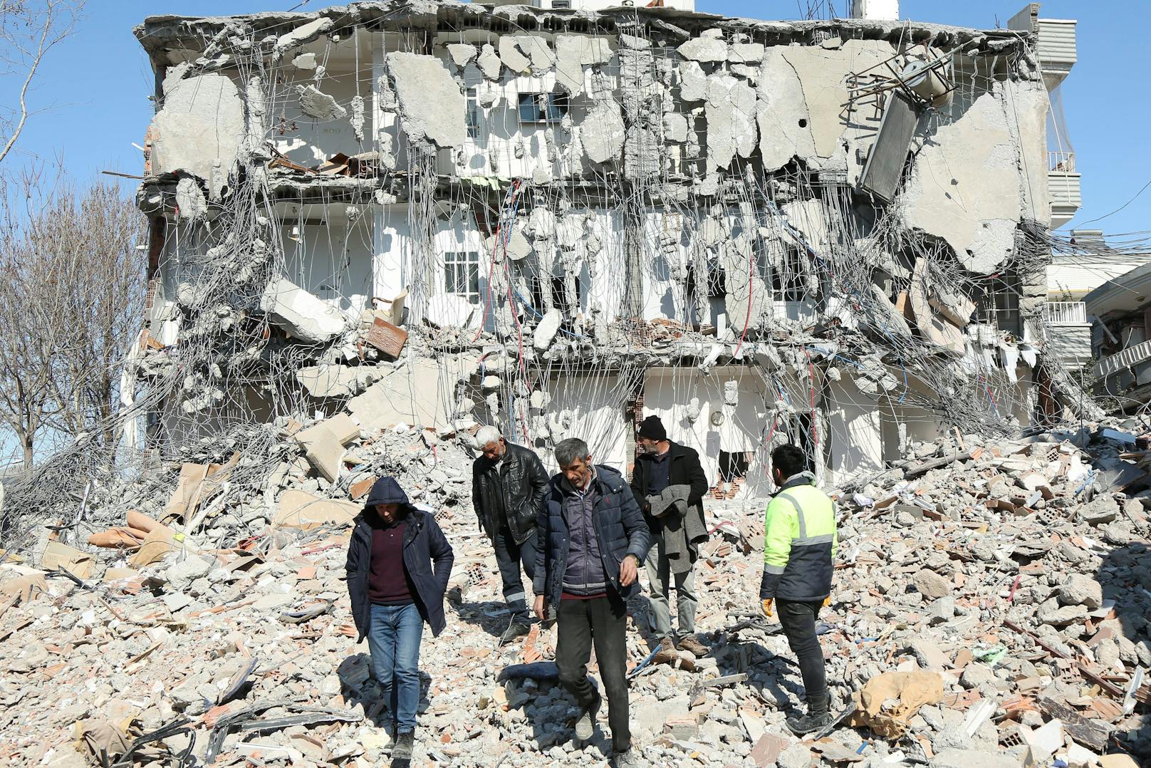 Die türkische Justiz ermittelt nach dem verheerenden Erdbeben gegen mehr als 100 Bauunternehmer. 