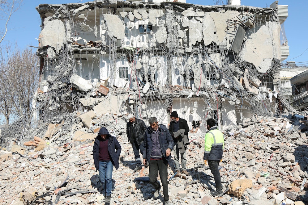 Die türkische Justiz ermittelt nach dem verheerenden Erdbeben gegen mehr als 100 Bauunternehmer. 