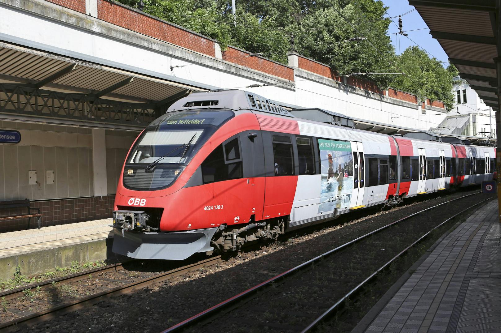 S-Bahn kracht in Auto – Frau (48) sofort tot